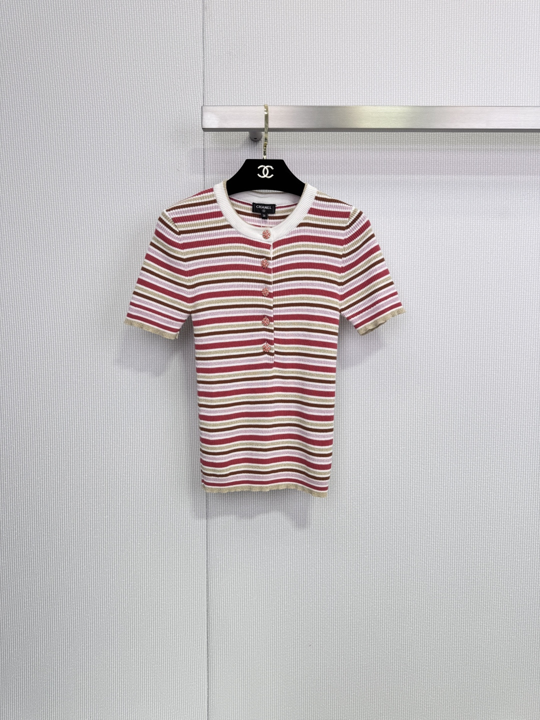 NO:658259,Chanel26C series striped knitted short-sleeves, made of soft knitted material, mainly burgundy, off-white, and brown contrasting stripes, retro and elegant, round neck + front button design, easy to put on and take off, full of details, white piping on the collar, cuffs and hem, high layering, super suitable for spring and summer, looks great with jeans or skirts, can be easily managed in casual or vacation style. Size SML,,chanel,skirts,jeans,T-shirt,alexander wang19860909Chanel26C系列条纹针织短袖,采用柔软针织材质,主打酒红,米白,棕色撞色条纹,复古优雅,圆领+前排纽扣设计,穿脱方便,细节满满,衣领,袖口和下摆有白色滚边,层次感UP,春夏季节超适合,搭牛仔裤或半身裙都很出彩,休闲or度假风都能轻松驾驭. 码数SML,,chanel,skirts,jeans,T-shirt,alexander wang,Women's clothing