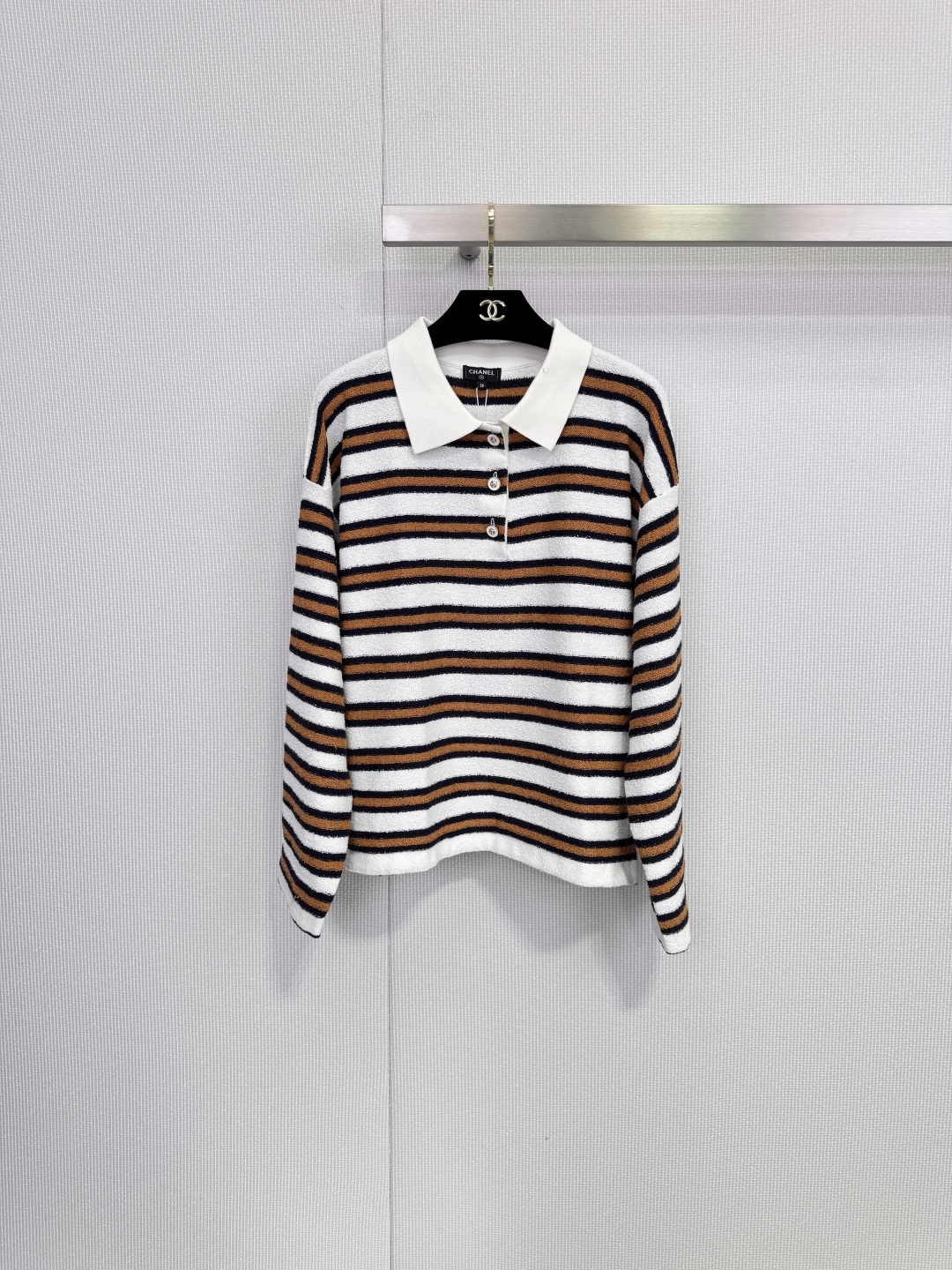 NO:658253,Chanel Chanel 2026 early spring vacation series striped knitted Polo shirt, white with brown and black horizontal stripes, classic navy collar design, soft knitted fabric, comfortable and fashionable to wear, loose version, tolerant of various body types, front metal buttons are easy to put on and take off, full of details, can be easily controlled whether commuting or vacationing, and looks great with casual pants or skirts. Size SML,,chanel,chanel,skirts,alexander wang19860909Chanel香奈儿2026早春度假系列条纹针织Polo衫,白色拼棕黑横条纹,经典海军领设计,柔软针织面料,穿着舒适又时髦,宽松版型,包容多种身材,正面金属纽扣方便穿脱,细节满分,无论通勤还是度假都能轻松驾驭,搭配休闲裤或裙装都很出彩. 码数SML,,chanel,chanel,skirts,alexander wang,Women's clothing