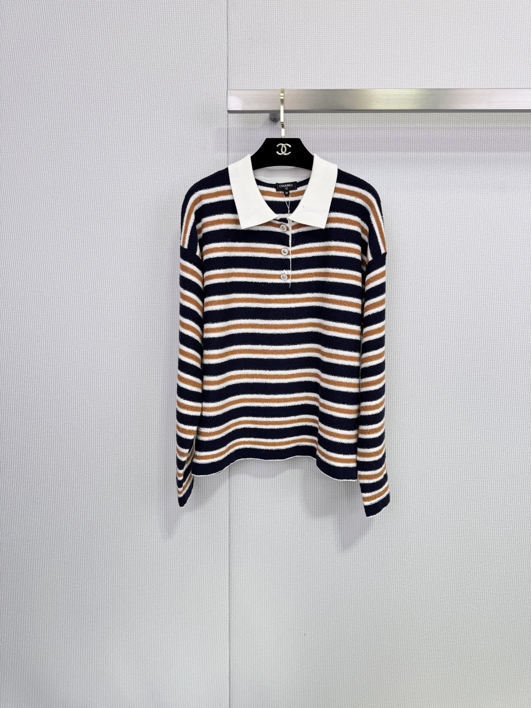 NO:658276,Chanel Chanel 2026 early spring vacation series striped knitted Polo shirt, white with brown and black horizontal stripes, classic navy collar design, soft knitted fabric, comfortable and fashionable to wear, loose version, tolerant of various body types, front metal buttons are easy to put on and take off, full of details, can be easily controlled whether commuting or vacationing, and looks great with casual pants or skirts. Size SML,,chanel,chanel,skirts,alexander wang19860909Chanel香奈儿2026早春度假系列条纹针织Polo衫,白色拼棕黑横条纹,经典海军领设计,柔软针织面料,穿着舒适又时髦,宽松版型,包容多种身材,正面金属纽扣方便穿脱,细节满分,无论通勤还是度假都能轻松驾驭,搭配休闲裤或裙装都很出彩. 码数SML,,chanel,chanel,skirts,alexander wang,Women's clothing