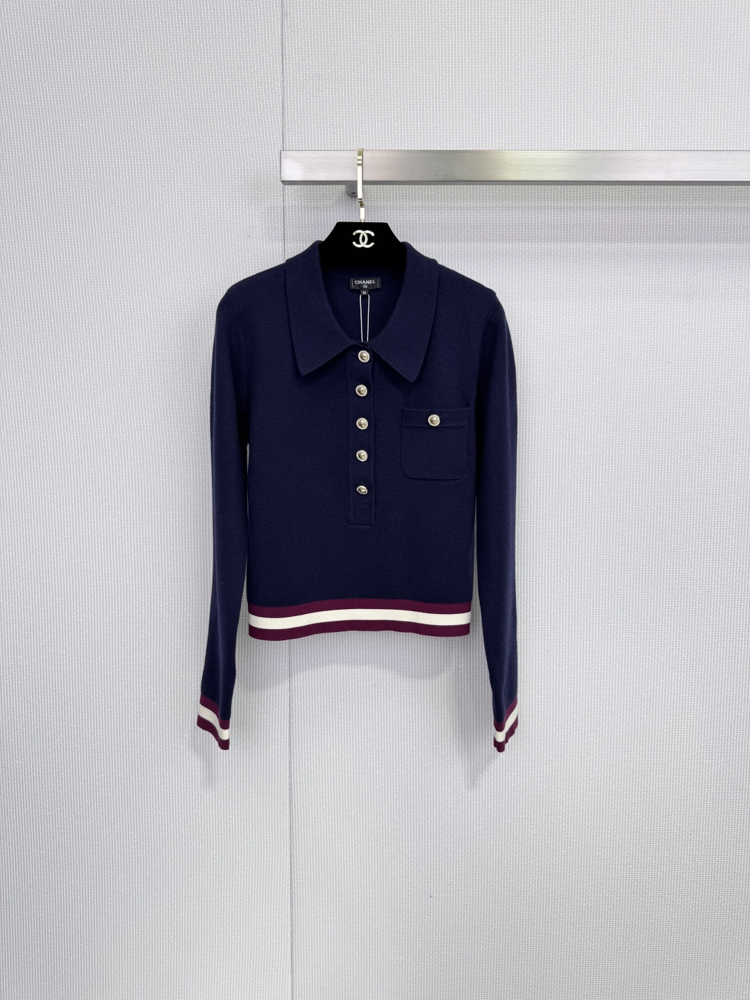 NO:658270,Chanel26C Polo collar sweater, Chanel 2026 early spring 26C series Polo collar sweater, mainly white with brown stripes, simple and elegant, high-quality wool material, soft and warm, super comfortable to wear in autumn and winter, metal buttons + small chest pockets, perfect details, loose fit, comfortable and fashionable, easy to control for commuting and leisure, paired with jeans or skirt, casual and elegant.  Code number SML,,chanel,chanel,skirts,jeans,alexander wang19860909Chanel26C Polo领针织衫,香奈儿2026早春26C系列Polo领针织衫,白色主调配棕色条纹,简约优雅,高品质羊毛材质,柔软保暖,秋冬穿超舒服,金属纽扣+胸前小口袋,细节满分,宽松版型,舒适又时髦,通勤休闲都能轻松驾驭,搭配牛仔裤或半身裙,随性又有气质. 码数SML,,chanel,chanel,skirts,jeans,alexander wang,Women's clothing