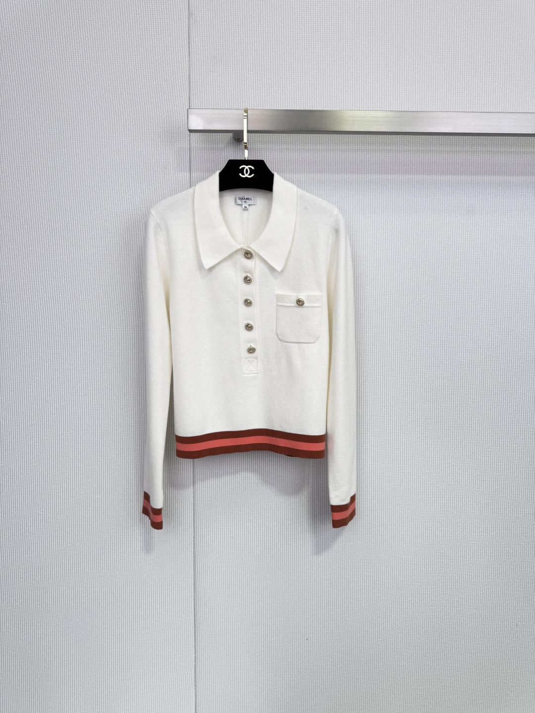 NO:658264,Chanel26C Polo collar sweater, Chanel 2026 early spring 26C series Polo collar sweater, mainly white with brown stripes, simple and elegant, high-quality wool material, soft and warm, super comfortable to wear in autumn and winter, metal buttons + small chest pockets, perfect details, loose fit, comfortable and fashionable, easy to control for commuting and leisure, paired with jeans or skirt, casual and elegant.  Code number SML,,chanel,chanel,skirts,jeans,alexander wang19860909Chanel26C Polo领针织衫,香奈儿2026早春26C系列Polo领针织衫,白色主调配棕色条纹,简约优雅,高品质羊毛材质,柔软保暖,秋冬穿超舒服,金属纽扣+胸前小口袋,细节满分,宽松版型,舒适又时髦,通勤休闲都能轻松驾驭,搭配牛仔裤或半身裙,随性又有气质. 码数SML,,chanel,chanel,skirts,jeans,alexander wang,Women's clothing