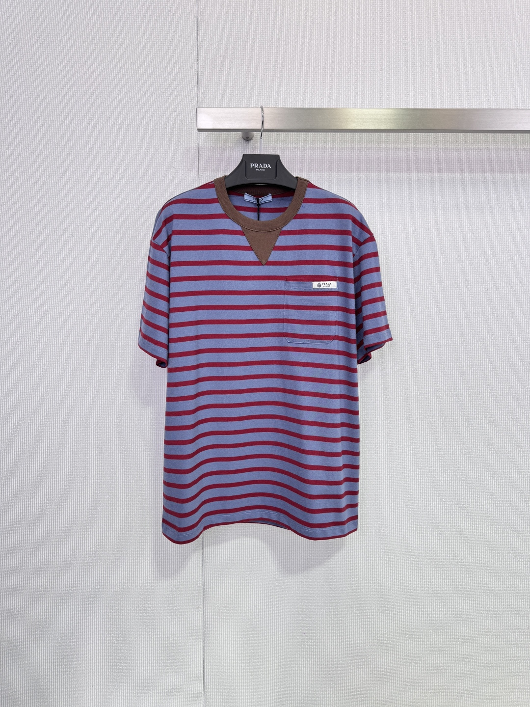 NO:658258,Prada striped short-sleeved T-shirt, this striped short-sleeved T-shirt, red brown + light blue contrasting colors, full of retro feeling! High-quality cotton material, soft and breathable, super comfortable to wear, small chest pocket + classic triangle logo embroidery, details must be loose fit, can be worn alone or layered, perfect for spring and autumn, paired with jeans or casual pants, easy to get a casual and high-end feel. Size SML, prada, jeans, T-shirt, tees, t-shirt, alexander wang19860909Prada条纹短袖T恤,这款条纹短袖T恤,红棕+浅蓝撞色,复古感满满!高品质全棉材质,柔软透气,穿着超舒服,胸前小口袋+经典三角Logo刺绣,细节控必入宽松版型,单穿or叠搭都OK,春秋季节超适合,搭配牛仔裤或休闲裤,轻松get随性高级感. 码数SML,,prada,jeans,T-shirt,tees，t-shirt,alexander wang,Women's clothing