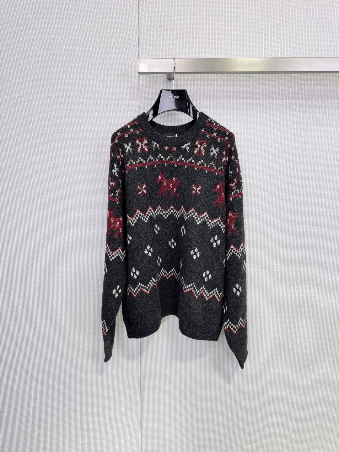 NO:658252,Dinaer Year of the Horse themed red sweater. This red sweater is themed on the zodiac horse, with Nordic geometric patterns, full of festive atmosphere. Soft blended fabrics, round neck design, comfortable and warm to wear, the black horse pattern running on the front is super eye-catching, meaning good luck, loose fit, tolerant of a variety of body types, it goes well with jeans or casual pants, easy to create a festive daily look! Size SML, jeans, alexander wang19860909Dinaer马年主题红色针织衫,这款红色针织衫以生肖马为主题,搭配北欧几何图案,节日氛围满满.柔软混纺面料,圆领设计,穿着舒适又保暖,正面奔跑的黑色马图案超吸睛,寓意吉祥如意,宽松版型,包容多种身材,搭配牛仔裤或休闲裤都很OK,轻松打造喜庆日常 look! 码数SML,,jeans,alexander wang,Women's clothing