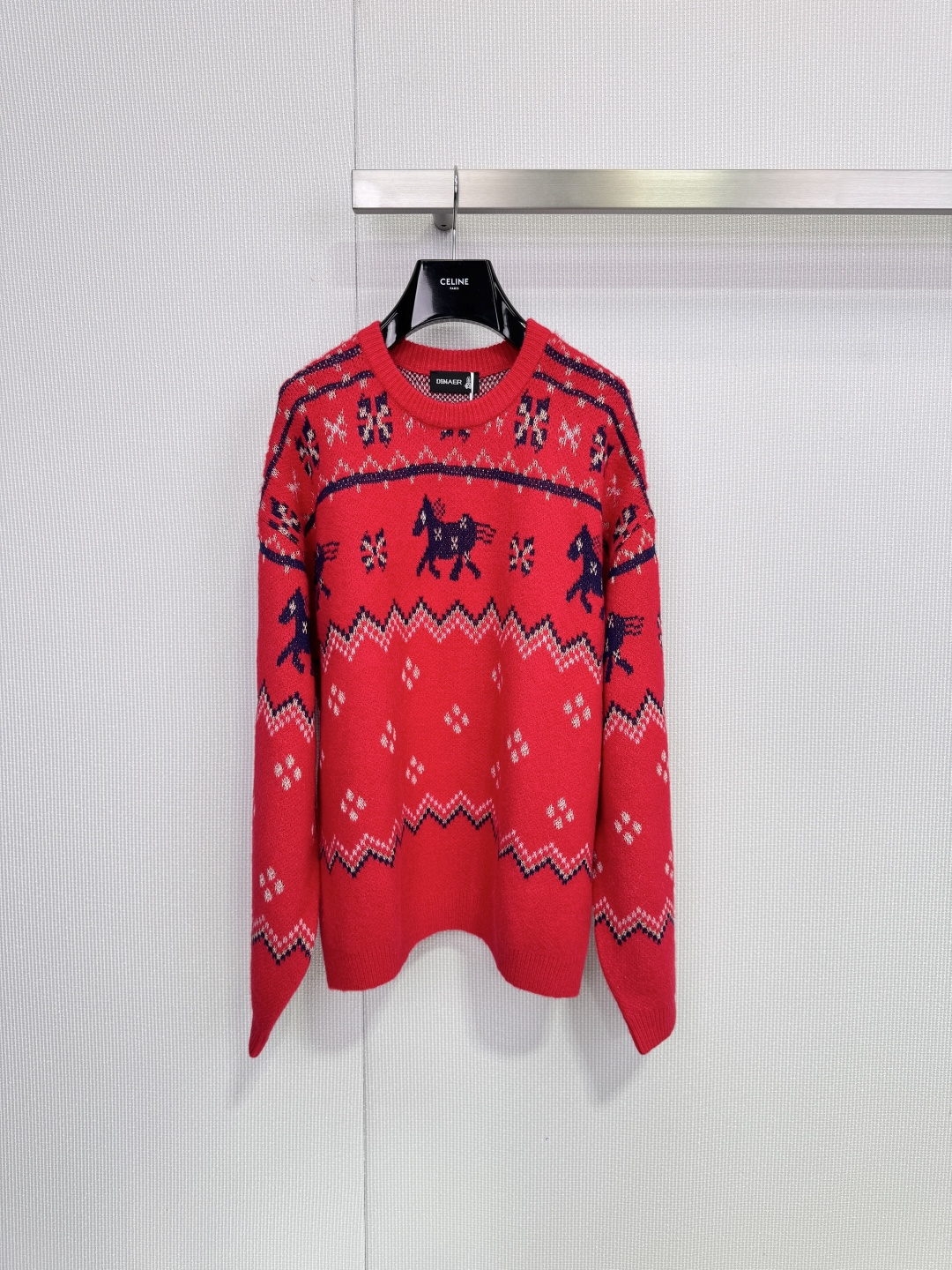 NO:658275,Dinaer Year of the Horse themed red sweater. This red sweater is themed on the zodiac horse, with Nordic geometric patterns, full of festive atmosphere. Soft blended fabrics, round neck design, comfortable and warm to wear, the black horse pattern running on the front is super eye-catching, meaning good luck, loose fit, tolerant of a variety of body types, it goes well with jeans or casual pants, easy to create a festive daily look! Size SML, jeans, alexander wang19860909Dinaer马年主题红色针织衫,这款红色针织衫以生肖马为主题,搭配北欧几何图案,节日氛围满满.柔软混纺面料,圆领设计,穿着舒适又保暖,正面奔跑的黑色马图案超吸睛,寓意吉祥如意,宽松版型,包容多种身材,搭配牛仔裤或休闲裤都很OK,轻松打造喜庆日常 look! 码数SML,,jeans,alexander wang,Women's clothing