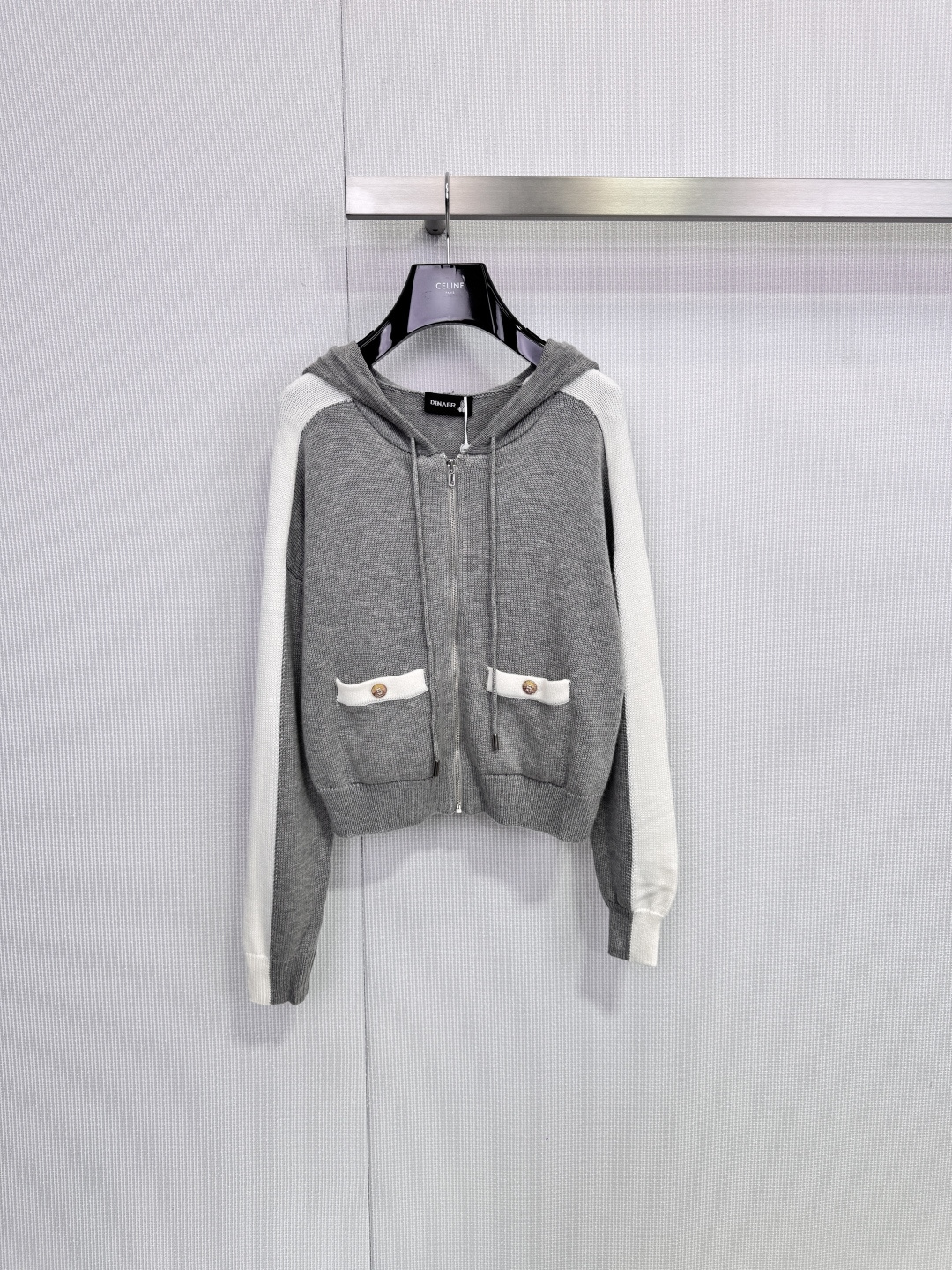 NO:658236,DINAER Contrast Color Knitted Hooded Jacket, this contrasting color knitted hooded jacket has a gray main body and white sleeves, which is very eye-catching! Zipper closure + drawstring hood, full of casual feel, two flap pockets on the chest, embellished with wooden buttons, detailed up short design, high-waisted pants or skirts will make your legs look longer, just right for spring and autumn, warm and fashionable! Size SML, skirts, jackets & coats, hats, alexander wang19860909DINAER撞色针织连帽外套,这款撞色针织连帽外套,灰色主体+白色袖子,视觉超吸睛!拉链开合+抽绳兜帽,休闲感满满,胸前有两个翻盖口袋,木质纽扣点缀,细节感up短款设计,搭高腰裤or裙子都很显腿长,春秋穿刚刚好,保暖又时髦! 码数SML,,skirts,jackets & coats,hats,alexander wang,Women's clothing