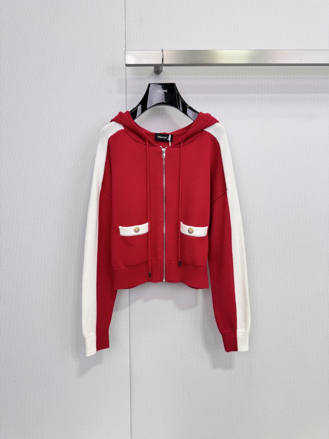 NO:658245,DINAER Contrast Color Knitted Hooded Jacket, this contrasting color knitted hooded jacket has a gray main body and white sleeves, which is very eye-catching! Zipper closure + drawstring hood, full of casual feel, two flap pockets on the chest, embellished with wooden buttons, detailed up short design, high-waisted pants or skirts will make your legs look longer, just right for spring and autumn, warm and fashionable! Size SML, skirts, jackets & coats, hats, alexander wang19860909DINAER撞色针织连帽外套,这款撞色针织连帽外套,灰色主体+白色袖子,视觉超吸睛!拉链开合+抽绳兜帽,休闲感满满,胸前有两个翻盖口袋,木质纽扣点缀,细节感up短款设计,搭高腰裤or裙子都很显腿长,春秋穿刚刚好,保暖又时髦! 码数SML,,skirts,jackets & coats,hats,alexander wang,Women's clothing