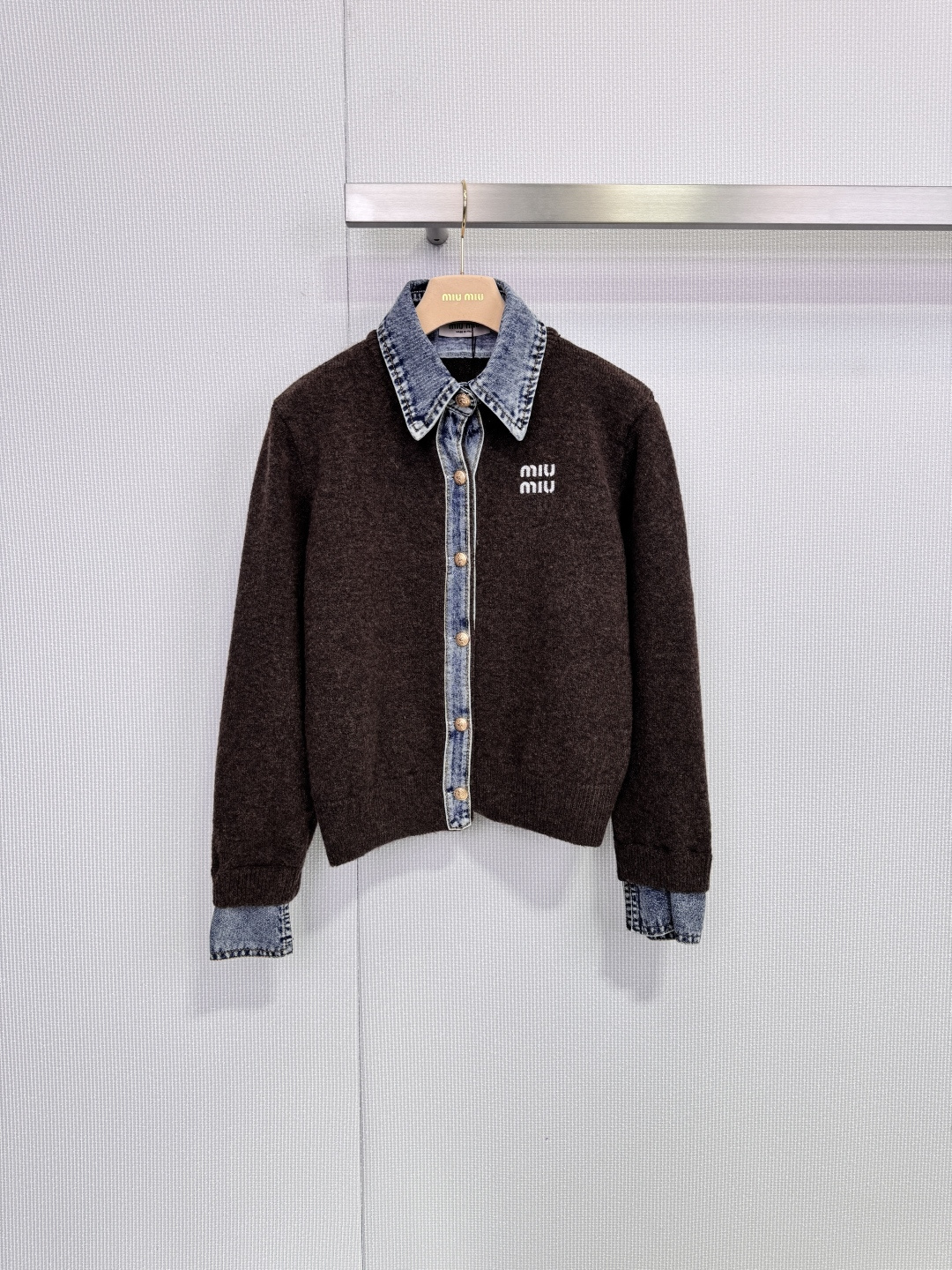 NO:658246,MiuMiu2925 denim spliced knitted cardigan, this denim spliced knitted cardigan is made of soft knitting + classic denim lapels, and the fake two-piece design is super layered! The cuffs and hem are also denim spliced, with perfect details. The main colors are dark blue and gray. It is super versatile for autumn and winter. It is OK for commuting and leisure. The version is loose and tolerant to all kinds of body types. It looks great with trousers or skirts and can easily switch between multiple styles.  Code numberSML,,miumiu,skirts,alexander wang19860909MiuMiu2925牛仔拼接针织开衫,这款牛仔拼接针织开衫,采用柔软针织+经典牛仔翻领,假两件设计超有层次感!袖口和下摆也有牛仔拼接,细节满分,主色有深蓝,灰色,秋冬穿超百搭,通勤休闲都OK,版型宽松,包容各种身材,搭配裤装或裙装都很出彩,轻松切换多种风格. 码数SML,,miumiu,skirts,alexander wang,Women's clothing