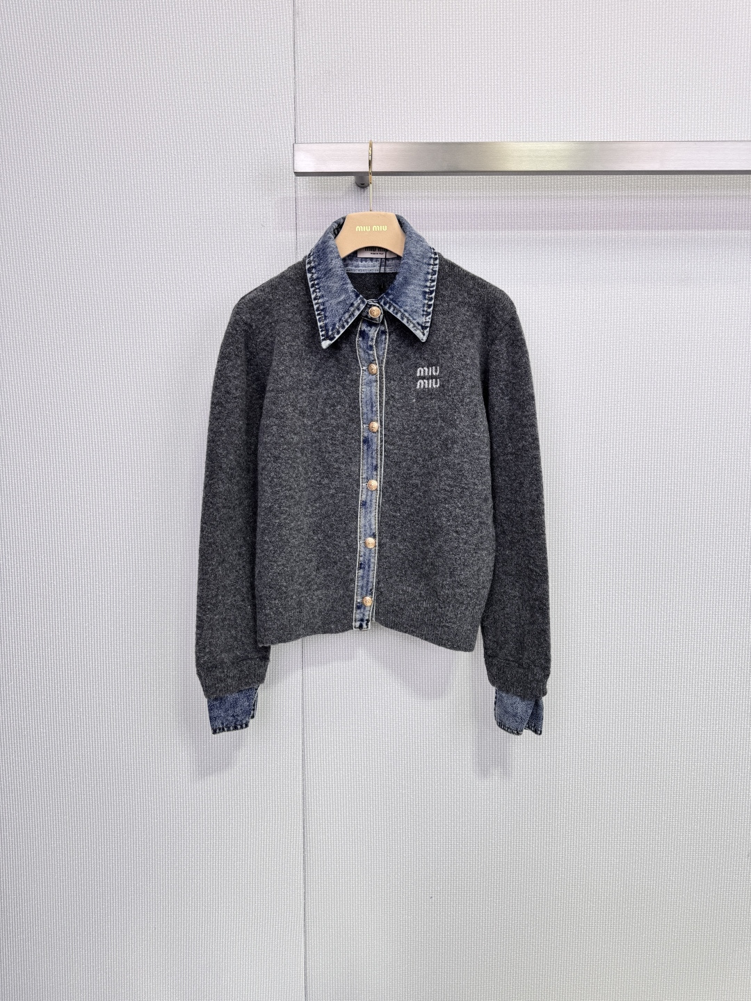 NO:658242,MiuMiu2925 denim spliced knitted cardigan, this denim spliced knitted cardigan is made of soft knitting + classic denim lapels, and the fake two-piece design is super layered! The cuffs and hem are also denim spliced, with perfect details. The main colors are dark blue and gray. It is super versatile for autumn and winter. It is OK for commuting and leisure. The version is loose and tolerant to all kinds of body types. It looks great with trousers or skirts and can easily switch between multiple styles.  Code numberSML,,miumiu,skirts,alexander wang19860909MiuMiu2925牛仔拼接针织开衫,这款牛仔拼接针织开衫,采用柔软针织+经典牛仔翻领,假两件设计超有层次感!袖口和下摆也有牛仔拼接,细节满分,主色有深蓝,灰色,秋冬穿超百搭,通勤休闲都OK,版型宽松,包容各种身材,搭配裤装或裙装都很出彩,轻松切换多种风格. 码数SML,,miumiu,skirts,alexander wang,Women's clothing