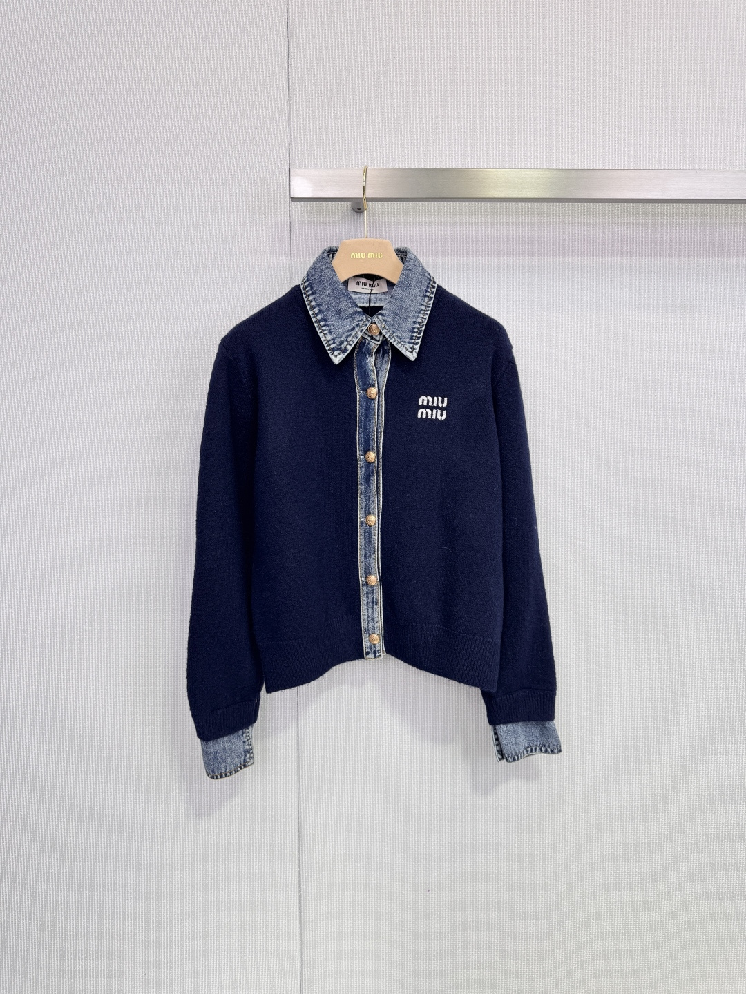 NO:658238,MiuMiu2925 denim spliced knitted cardigan, this denim spliced knitted cardigan is made of soft knitting + classic denim lapels, and the fake two-piece design is super layered! The cuffs and hem are also denim spliced, with perfect details. The main colors are dark blue and gray. It is super versatile for autumn and winter. It is OK for commuting and leisure. The version is loose and tolerant to all kinds of body types. It looks great with trousers or skirts and can easily switch between multiple styles.  Code numberSML,,miumiu,skirts,alexander wang19860909MiuMiu2925牛仔拼接针织开衫,这款牛仔拼接针织开衫,采用柔软针织+经典牛仔翻领,假两件设计超有层次感!袖口和下摆也有牛仔拼接,细节满分,主色有深蓝,灰色,秋冬穿超百搭,通勤休闲都OK,版型宽松,包容各种身材,搭配裤装或裙装都很出彩,轻松切换多种风格. 码数SML,,miumiu,skirts,alexander wang,Women's clothing