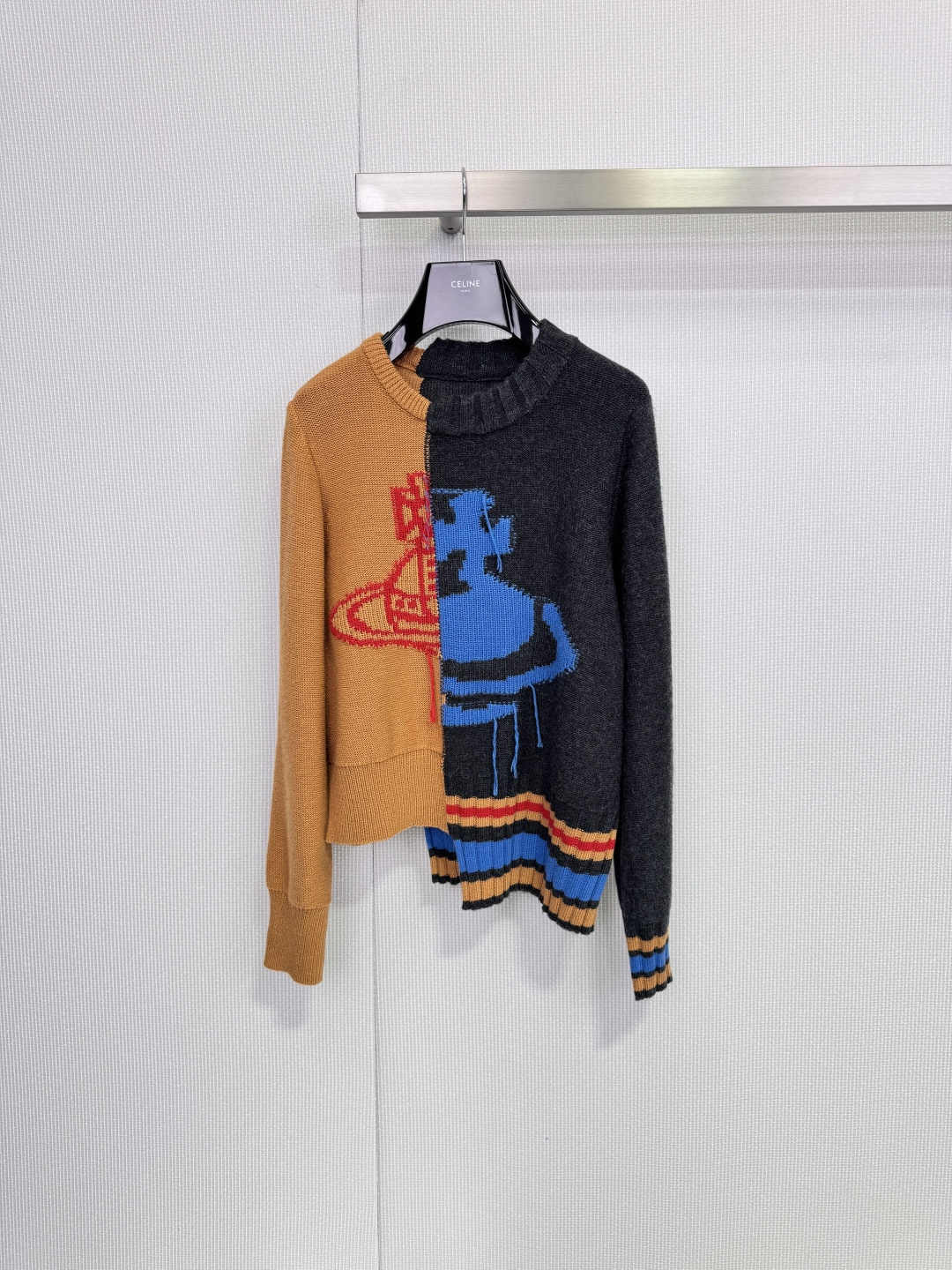 NO:658269,Vivienne Westwood Queen Mother patchwork sweater, this sweater has an asymmetric design, orange and dark gray contrasting colors, perfect visual impact! High-quality wool blend, soft and warm, very suitable for autumn and winter. It has a classic Aboriginal head pattern + red label logo on the front, the brand is highly recognizable, suitable for a variety of body types, it goes well with simple trousers or skirts, and it is easy to create a personalized style! Size SML, skirts, sweaters, alexander wang19860909Vivienne Westwood西太后拼接毛衣,这款毛衣采用不对称设计,橙色与深灰色撞色,视觉冲击力满分!高品质羊毛混纺,柔软又保暖,秋冬穿超合适.正面有经典土著头像图案+红标Logo,品牌辨识度超高,适合多种身材,搭配简约裤装或裙装都很出彩,轻松打造个性穿搭风格! 码数SML,,skirts,sweaters,alexander wang,Women's clothing