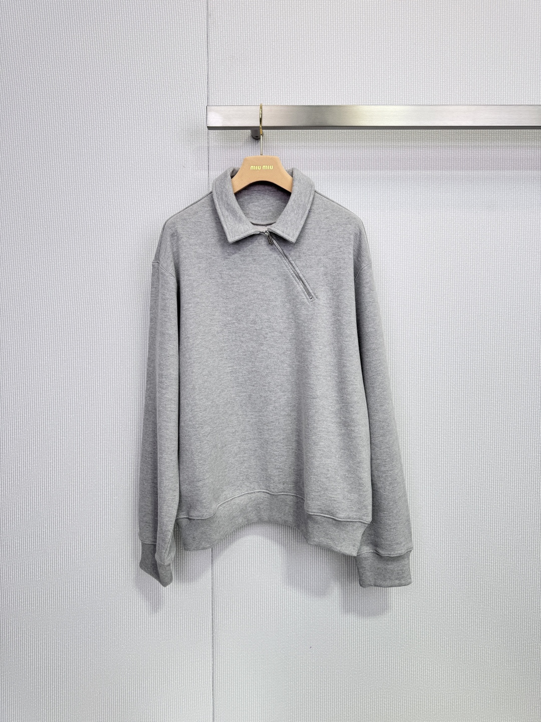 NO:658257,MiuMiu gray POLO collar loose sweatshirt, this gray POLO collar loose sweatshirt is made of soft knitted fabric, comfortable and warm to wear, classic POLO collar + half zipper design, full of retro American style, loose version, tolerant, suitable for all body types, spring and autumn  It is very suitable for festival wear, whether commuting or leisure travel, you can easily control it, wear it with jeans or sweatpants, and get a simple and fashionable feeling. Size SML, miumiu, hoodie, sweatshirts, jeans, alexander  wang19860909MiuMiu灰色POLO领宽松卫衣,这款灰色POLO领宽松卫衣,采用柔软针织面料,穿着舒适又保暖,经典POLO领+半拉链设计,复古美式风格满满,宽松版型,包容性强,适合各种身材,春秋季节穿搭超合适,无论通勤还是休闲出游,都能轻松驾驭,随手搭牛仔裤或卫裤,简约时髦感get.码数SML,,miumiu,hoodie,sweatshirts,jeans,alexander wang,Women's clothing