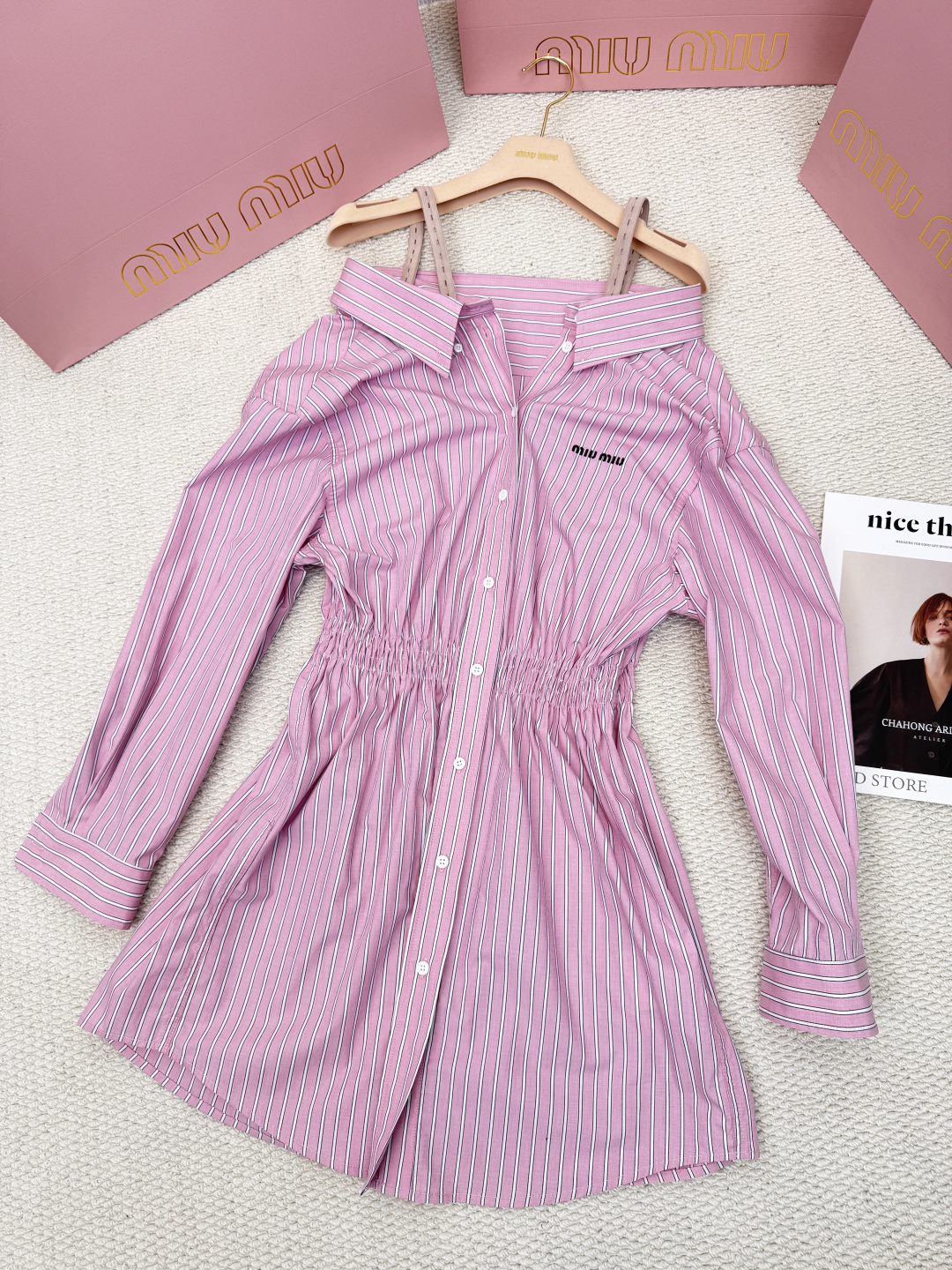 NO:658251,MiuMiu shirt dress, classic lapel design, outlines the elegant neck line, light pink color and white pinstripes, fresh and elegant, slim cut, highlights the waist, creates perfect proportions, pure cotton material, skin-friendly and breathable, comfortable for daily wear, cuff details and brand logo, low-key interpretation of exquisite aesthetics, daily commuting or date parties, paired with light-colored handbags and high heels, instantly enhance the overall sense of luxury. Size SML, miumiu, high heels, skirts, shirts, alexander wang19860909MiuMiu 衬衫式连衣裙,经典翻领设计,勾勒优雅颈部线条,淡粉底色与白色细条纹,清新又显气质,修身剪裁,凸显腰身,塑造完美比例,纯棉材质,亲肤透气,舒适日常穿着,袖口细节与品牌标识,低调诠释精致美学,日常通勤或约会聚会,搭配浅色手袋与高跟鞋,即刻提升整体高级感.码数SML,,miumiu,high heels,skirts,shirts,alexander wang,Women's clothing