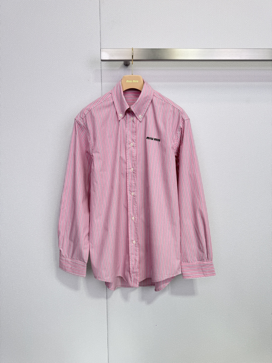 NO:658249,MiuMiu pink striped shirt, this pink striped shirt has a loose oversize version with low-key embellishment of a small logo on the chest. It is highly recognizable. The cotton fabric is breathable and comfortable. It is very suitable for spring and summer. The cuffs are rolled up to show the sense of detail. It is very fashionable to wear with jeans or skirts. It can be worn alone or layered to create a relaxed feeling. It is a must-have for daily leisure! Size SML,,miumiu,versace,skirts,jeans,shirts,alexander wang19860909MiuMiu粉色条纹衬衫,这款粉色条纹衬衫,采用宽松Oversize版型,胸前小logo低调点缀,辨识度满分,棉质面料透气舒适,春夏穿着超适合,袖口卷边设计展现细节感,随手搭牛仔裤或半身裙都很时髦,单穿or内搭都能轻松打造松弛感,日常休闲必备! 码数SML,,miumiu,versace,skirts,jeans,shirts,alexander wang,Women's clothing