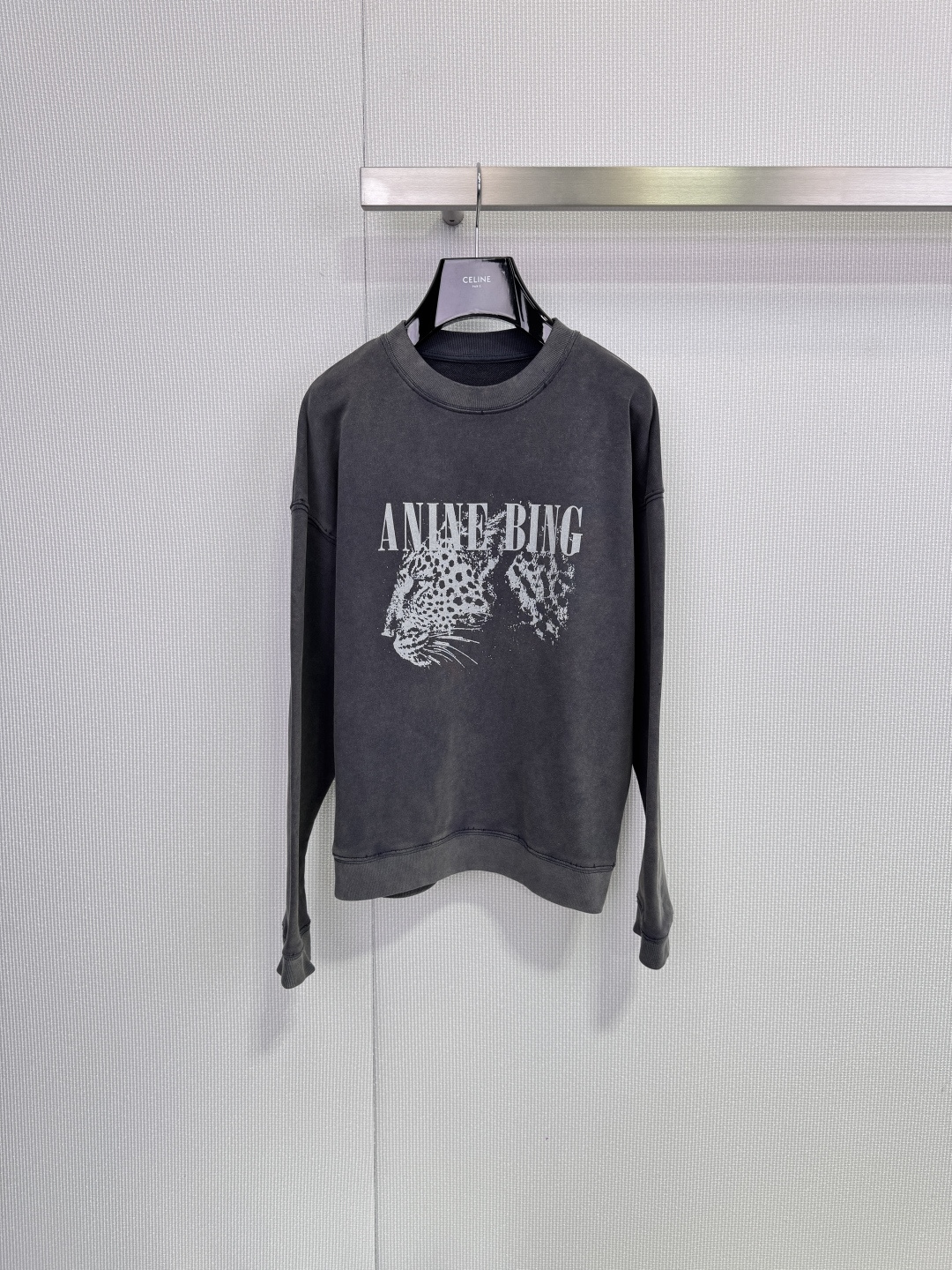 NO:658241,ANINE BING leopard print sweatshirt, SPENCER series leopard print sweatshirt, dark gray washed fabric, soft and comfortable, very suitable for autumn and winter, leopard print + brand letters on the front, perfect recognition, loose fit, strong tolerance, casually matched with jeans or casual pants, it has an American retro style, can be easily controlled for daily commuting and leisure, warm and fashionable, it is a must-have popular item in autumn and winter! Size SML, hoodie, sweatshirts, jeans, alexander wang19860909ANINE BING 豹纹印花卫衣,SPENCER系列豹纹印花卫衣,深灰色水洗面料,柔软舒适,秋冬穿超合适,正面豹纹+品牌字母,辨识度满分,宽松版型,包容性强,随便搭牛仔裤or休闲裤都很美式复古风,日常通勤,休闲都能轻松驾驭,保暖又时髦,是秋冬必入热门单品! 码数SML,,hoodie,sweatshirts,jeans,alexander wang,Women's clothing