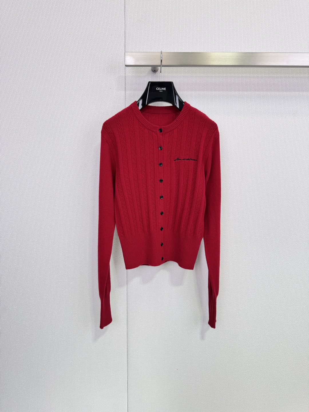 NO:658705,ANN ANDELMAN red knitted cardigan, this red knitted cardigan is soft and skin-friendly, the cable texture is super textured, black buttons + brand embroidery, perfect details, short slim fit, revealing waistline, looks great with high-waisted pants or skirts, the red tone is white and eye-catching, full of festive atmosphere, a must-have for Christmas and New Year, it is a high-end fashion item, a must-have for texture control!  Code number SML,,skirts,alexander wang19860909ANN ANDELMAN红色针织开衫,这款红色针织开衫,柔软亲肤,绞花纹理超有质感,黑色纽扣+品牌刺绣,细节满分,短款修身剪裁,显腰线,搭配高腰裤或裙子都很出彩,红色调显白又吸睛,节日氛围感拉满,圣诞新年必备,属于高端时尚单品,质感控必入！码数SML,,skirts,alexander wang,Women's clothing