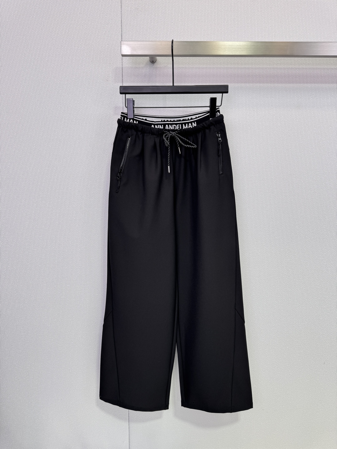 NO:658703,ANN ANDELMAN double-waisted wide-leg pants, these double-waisted wide-leg pants, main color black + brand webbing, are highly recognizable! Drawstring waist design, loose straight fit, flattering leg shape and comfortable, suitable for all body types, the fabric has good drape, elegant walking, can be worn for commuting and leisure, double waisted details are full, casually wear T-shirts, shirts or sweaters, easily get a fashionable look! Size SML, shirts, tees, t-shirt, alexander wang19860909ANN ANDELMAN双腰头阔腿裤,这款双腰头阔腿裤,黑色主色调+品牌织带,辨识度超高!抽绳收腰设计,宽松直筒版型,修饰腿型又舒适,适合各种身材,面料垂感好,走路飘逸,通勤休闲都能穿,双腰头细节感满满,随便搭T恤,衬衫或针织衫,轻松get时髦造型! 码数SML,,shirts,tees，t-shirt,alexander wang,Women's clothing