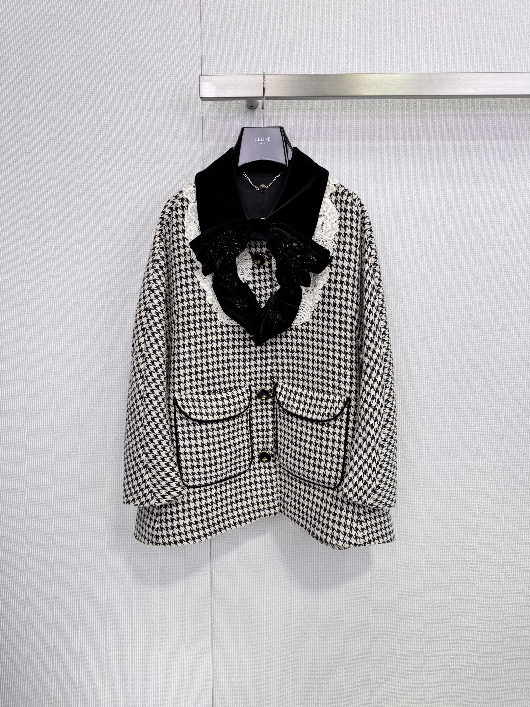 NO:658699,Le Fame 2025 autumn and winter houndstooth poncho jacket, classic black and white houndstooth pattern + black velvet large lapels, full of retro feel! The collar is decorated with removable black velvet bows and white lace, sweet and recognizable. Loose silhouette + two large pockets, comfortable and fashionable, super atmospheric for autumn and winter wear. Size SML,,jackets & coats,alexander wang19860909Le Fame拉菲姆2025秋冬千鸟格斗篷外套,经典黑白千鸟格纹+黑色丝绒大翻领,复古感满满!领口点缀可拆卸黑色丝绒蝴蝶结和白色蕾丝花边,甜美又有辨识度.宽松廓形+两个大口袋,舒适又时髦,秋冬穿超有氛围感. 码数SML,,jackets & coats,alexander wang,Women's clothing