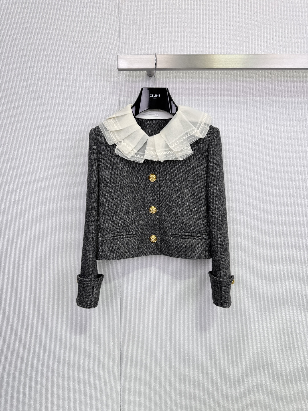 NO:658712,Le Fame and SEVENLY HEART co-branded suit, gray tweed + white lapel, perfect retro elegance! Short jacket with metal buttons, exquisite details, high-waisted skirt with mesh splicing, full of layering, neat overall tailoring, very suitable for spring and autumn, easy to manage for commuting and dating, the brand combines classic and modern, fashionable and textured! Size SML jackets, skirts, jackets & coats, alexander wang19860909Le Fame和SEVENLY HEART联名套装,灰色粗花呢+白色翻领,复古优雅风满分!短款外套配金属纽扣,细节精致,高腰半身裙网纱拼接,层次感十足,整体剪裁利落,春秋穿超合适,通勤约会都能轻松驾驭,品牌融合经典与现代,时髦又有质感! 码数SML 外套,,skirts,jackets & coats,alexander wang,Women's clothing