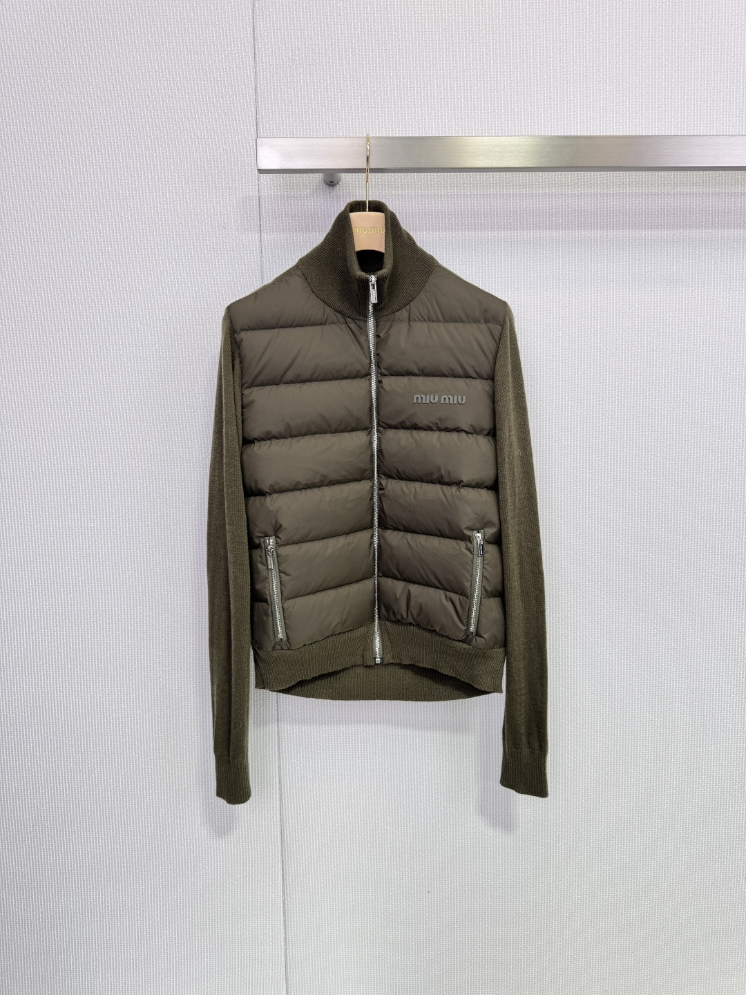 NO:658708,MiuMiu25 autumn and winter army green down jacket with dust bag, baseball collar design, stand-up collar that can be folded, warm and neat, diamond pattern is full of down, soft to the touch, and can be easily handled in cold weather, white logo embroidery on the chest, low-key to highlight the brand identity, small work style pocket on the left arm, convenient for storing small items, zippers are smooth and not stuck, comfortable to wear, both fashionable and functional, suitable for commuting and leisure! Size SML,,miumiu,down  jacket,alexander wang19860909配防尘袋MiuMiu25秋冬军绿色羽绒服,棒球领设计,立领可翻折,保暖又利落,菱格纹充绒饱满,触感柔软,寒冷天气也能轻松应对,胸前白色Logo刺绣,低调彰显品牌身份,左臂工装风小口袋,方便收纳随身小物,拉链顺滑不卡顿,穿着舒适,兼具时尚与功能性,通勤休闲都很适合! 码数SML,,miumiu,down jacket,alexander wang,Women's clothing