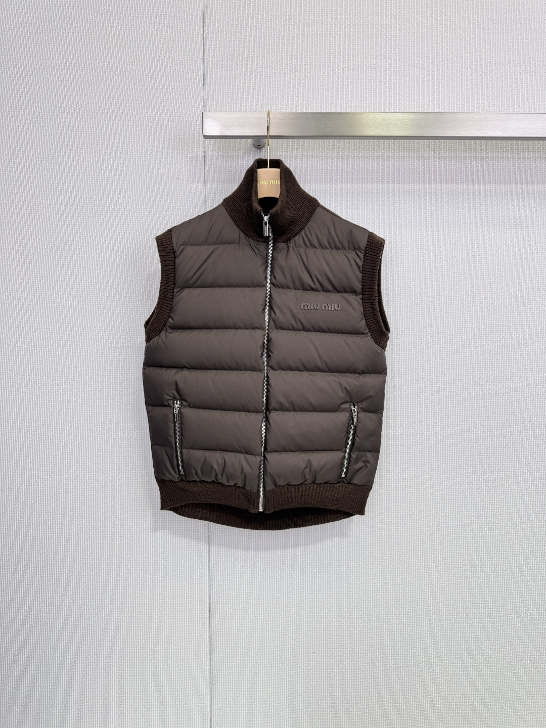 NO:658706,MiuMiu cashmere splicing down vest with dust bag. This cashmere splicing down vest has goose down filling on the front, which is light and warm. The back and sleeves are made of soft cashmere knitting. It is close-fitting and super comfortable. The high collar + rib cuff design is windproof and small in the face. It is very suitable for autumn and winter. It is dark brown, low-key and high-end, with smooth zippers and practical pockets. It can be easily paired with jeans, skirts or dresses for daily outings and dates. It has a perfect atmosphere!  Size SML,,miumiu,skirts,jeans,down jacket,alexander wang19860909配防尘袋MiuMiu羊绒拼接羽绒马甲,这款羊绒拼接羽绒马甲,正面鹅绒填充,轻盈又保暖,背面和袖子是柔软羊绒针织,贴身超舒服~高领+罗纹收口设计,防风又显脸小,秋冬穿超合适,深棕色低调高级,拉链顺滑,口袋实用,日常出街,约会都能轻松搭配牛仔裤,短裙或连衣裙,氛围感满分! 码数SML,,miumiu,skirts,jeans,down jacket,alexander wang,Women's clothing