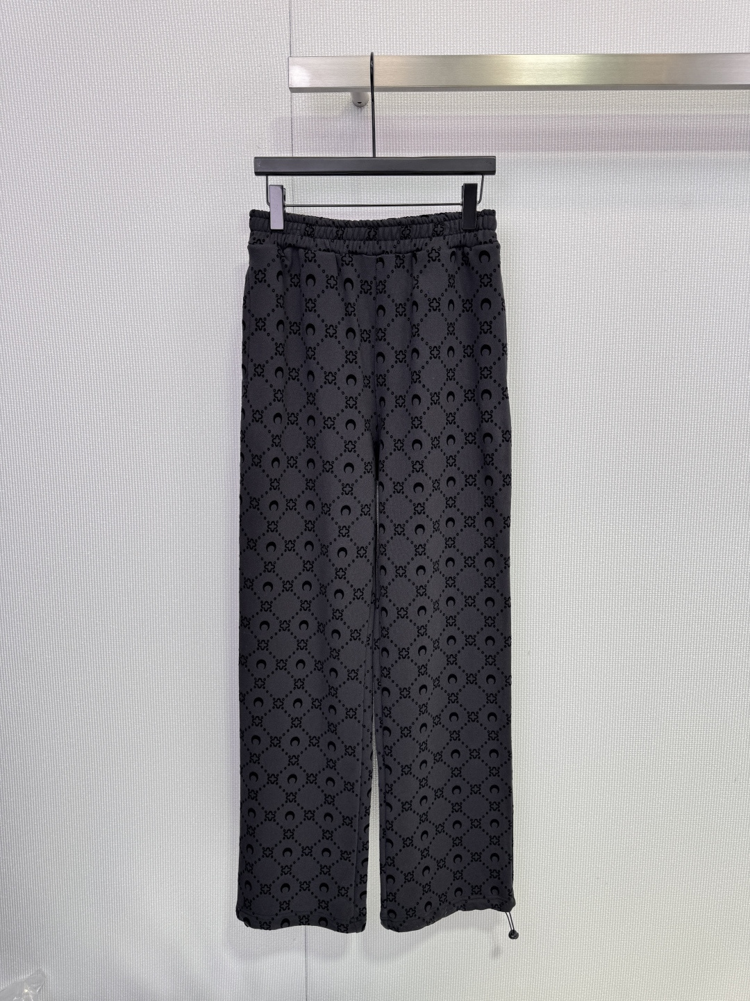 NO:659072,Marine Serre's classic moon logo pattern zipper hooded sweatshirt and sweatpants set includes a short hooded sweatshirt and trousers, with the iconic moon phase print, which is highly recognizable. The sweatshirt zipper design + loose fit, the pants have an elastic waist, making it comfortable and fashionable to wear. The fabric is soft and skin-friendly, suitable for daily casual or home wear, and easily create a trendy atmosphere!  Size SML pants 1,,hoodie,sweatshirts,hats,alexander wang19860909Marine Serre经典月亮logo图案拉链连帽卫衣卫裤套装,包含短款连帽卫衣和长裤,采用标志性月相印花,辨识度超高,卫衣拉链设计+宽松版型,裤子松紧腰,穿着舒适又时髦,面料柔软亲肤,适合日常休闲或居家穿搭,轻松打造潮流氛围感！ 码数SML 裤子1,,hoodie,sweatshirts,hats,alexander wang,Women's clothing