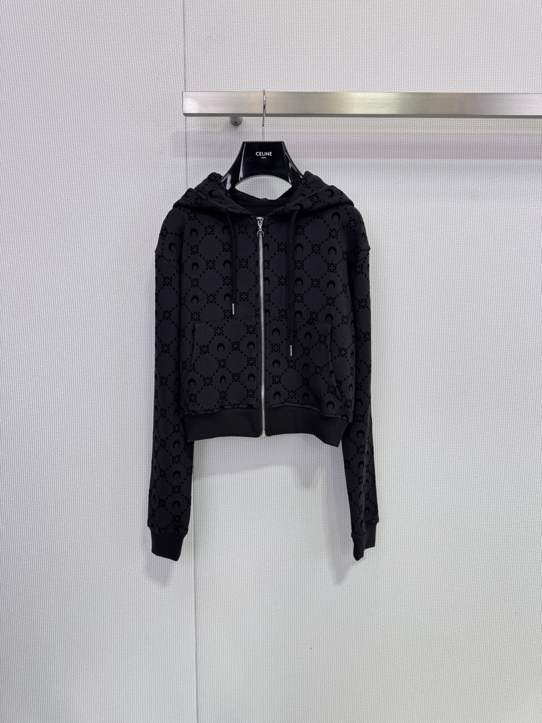 NO:659071,Marine Serre's classic moon logo pattern zipper hooded sweatshirt and sweatpants set includes a short hooded sweatshirt and trousers, with the iconic moon phase print, which is highly recognizable. The sweatshirt zipper design + loose fit, the pants have an elastic waist, making it comfortable and fashionable to wear. The fabric is soft and skin-friendly, suitable for daily casual or home wear, and easily create a trendy atmosphere!  Size SML sweatshirt,,hoodie,sweatshirts,hats,alexander wang19860909Marine Serre经典月亮logo图案拉链连帽卫衣卫裤套装,包含短款连帽卫衣和长裤,采用标志性月相印花,辨识度超高,卫衣拉链设计+宽松版型,裤子松紧腰,穿着舒适又时髦,面料柔软亲肤,适合日常休闲或居家穿搭,轻松打造潮流氛围感！ 码数SML 卫衣,,hoodie,sweatshirts,hats,alexander wang,Women's clothing