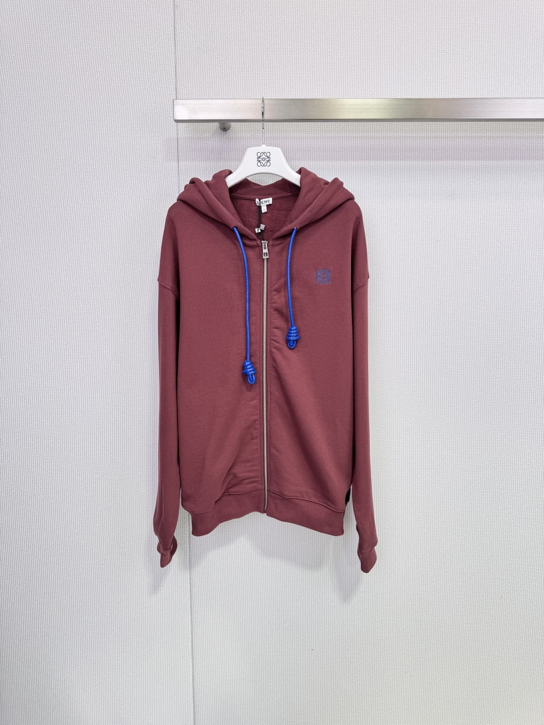 NO:659065,Loewe leather cord zipper hooded sweatshirt. This hooded sweatshirt has a low saturated gray tone and is very textured. It is made of soft cotton and is very comfortable to wear. It has an embroidered Anagram logo on the left chest and a black leather zipper. The white sailor knot on the hood is highly recognizable and is very delicate. It has a must-have attention to detail. It has a loose silhouette and is very fashionable to wear with jeans or wide-leg pants. It is easy to get a high-end casual style.  Size SML,,loewe,loewe,hoodie,sweatshirts,jeans,hats,alexander wang19860909Loewe罗意威皮绳拉链连帽卫衣,这款连帽卫衣低饱和灰调超有质感,柔软棉料穿着很舒服,左胸Anagram刺绣徽标+黑色皮质拉链,辨识度满分帽子上的白色水手结超精致,细节控必入,宽松廓形,随手搭牛仔裤 or阔腿裤都很时髦,轻松get高级休闲风. 码数SML,,loewe,loewe,hoodie,sweatshirts,jeans,hats,alexander wang,Women's clothing