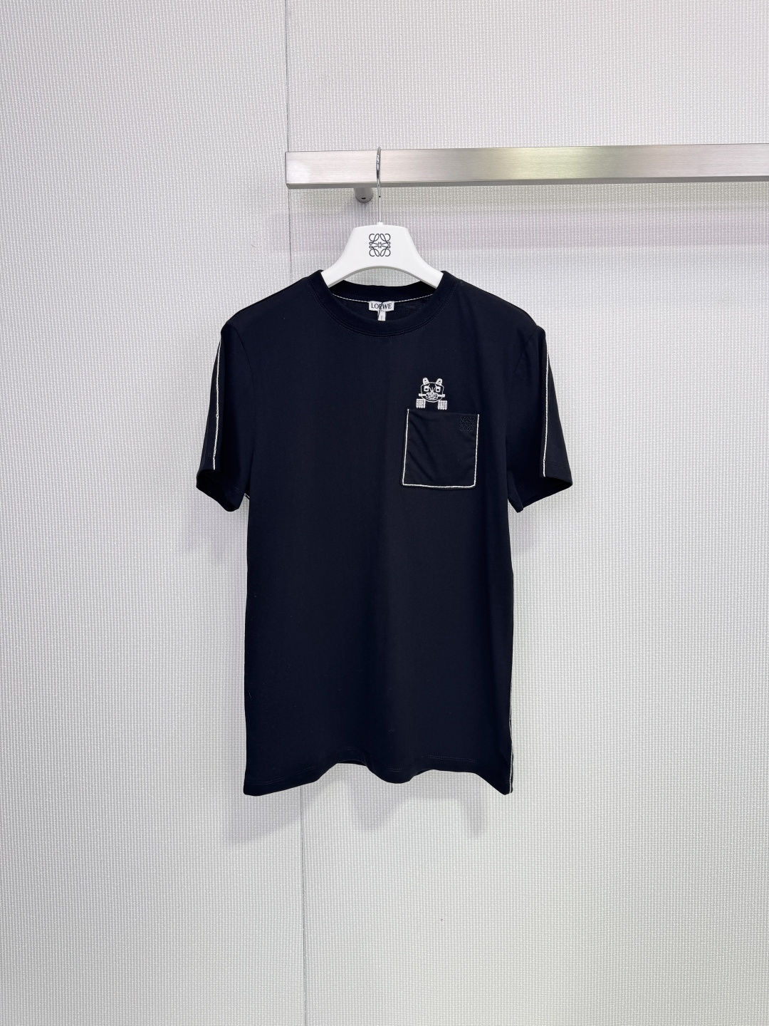 NO:659053,LOEWE x Louis Wain co-branded T-shirt LOEWE and British illustrator co-branded T-shirt, main color black + cat embroidery on the chest, full of fun and artistic sense! High-quality cotton material, soft and comfortable, no pressure for daily wear, loose fit, easy for both men and women to control, white hand-stitched details are super bonus, inspired by Louis Wain's classic cat illustrations, a must-have item for the 2026 early spring series, both trendy and collectible! Size SML, Louis Wain  vuitton,loewe,stuart weitzman,tees,t-shirt,alexander wang19860909LOEWE x Louis Wain联名T恤 LOEWE与英国插画家联名T恤,黑色主色+胸前猫咪刺绣,趣味十足又超有艺术感!高品质棉料,柔软舒适,日常穿搭无压力,宽松版型,男女都能轻松驾驭,白色手缝线细节超加分,灵感源自LouisWain经典猫咪插画,2026早春系列必入单品,潮流与收藏价值兼具! 码数SML,,louis vuitton,loewe,stuart weitzman,tees，t-shirt,alexander wang,Women's clothing