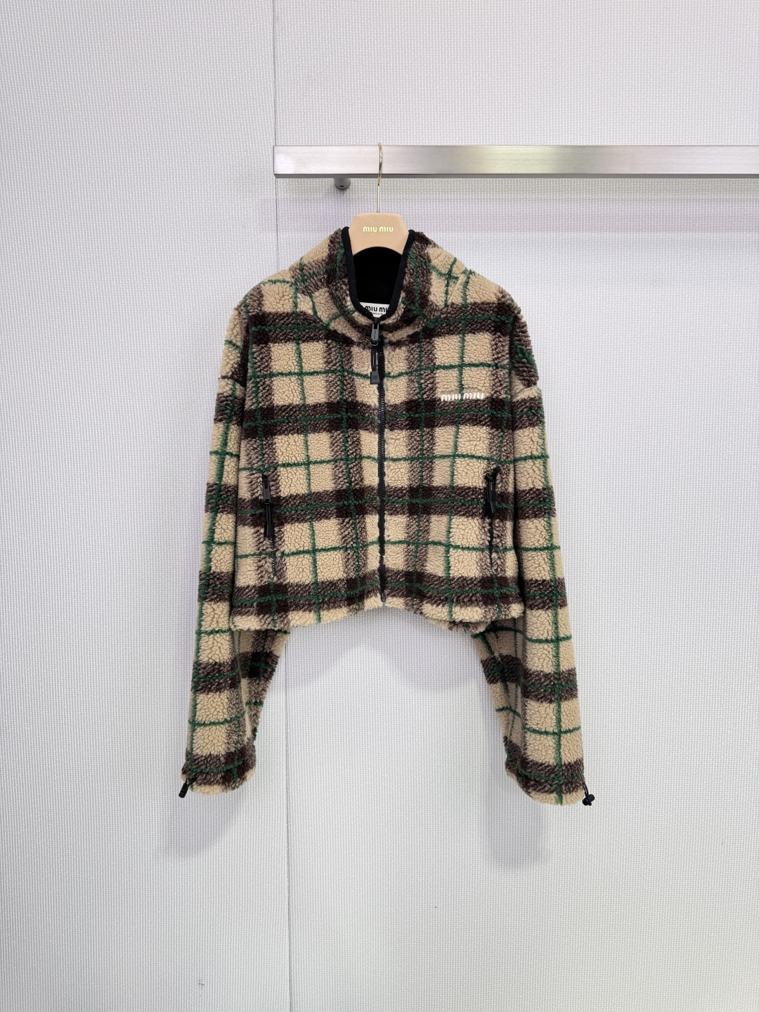 NO:659070,MiuMiu plaid teddy velvet short coat, this plaid teddy velvet short coat adopts a low-saturated beige-green retro plaid pattern. The fabric is fluffy and soft, with perfect warmth retention. The short stand-up collar + drawstring hem design modifies the body shape. You can switch between lazy or neat styles at will. The zipper pocket is super practical and can be easily controlled for commuting and leisure in autumn and winter. Paired with white T+ jeans, the retro sweet girl atmosphere is directly full. Size SML,,miumiu,jeans,jackets &  coats,alexander wang19860909MiuMiu格纹泰迪绒短款外套,这款格纹泰迪绒短款外套采用低饱和米棕绿复古格纹,面料蓬松柔软,保暖力满分,短款立领+抽绳下摆设计,修饰身形,慵懒or利落风格随心切换,拉链口袋超实用,秋冬通勤休闲都能轻松驾驭,内搭白T+牛仔裤,复古甜妹氛围感直接拉满. 码数SML,,miumiu,jeans,jackets & coats,alexander wang,Women's clothing