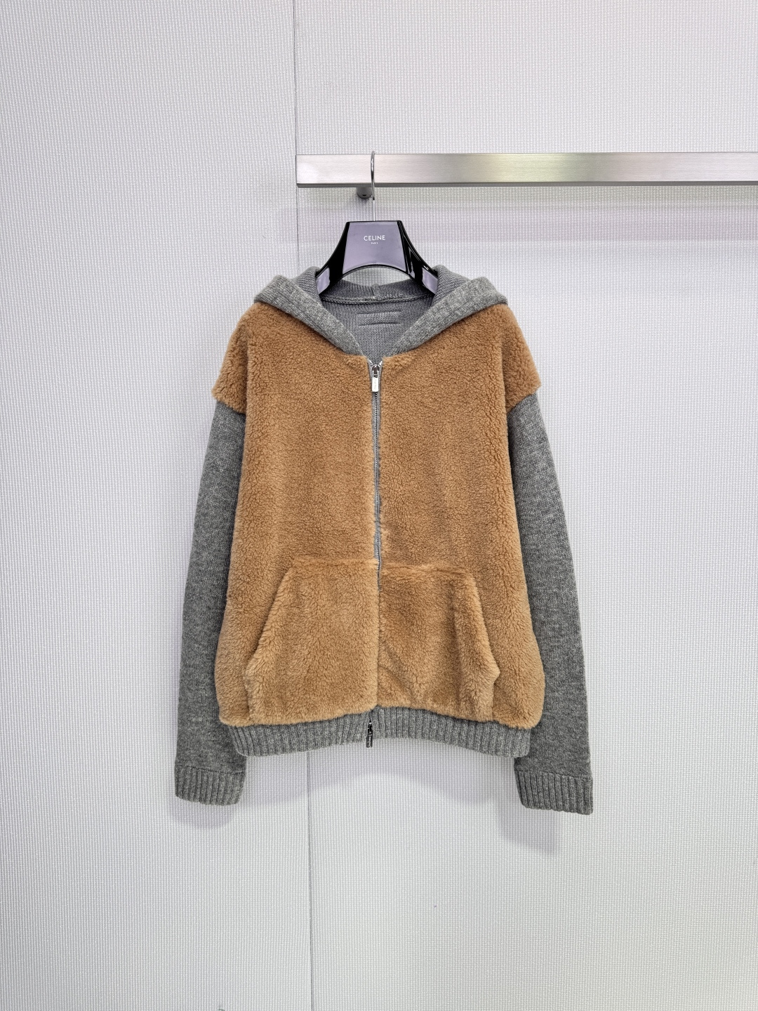 NO:659064,MiuMiu spliced cashmere fleece jacket, this spliced cashmere fleece jacket has a khaki cashmere fleece outer layer and a gray knit lining. It is soft and warm, and is very suitable for autumn and winter. The hooded design + zipper closure, two pockets are super practical, casual and fashionable, loose fit, comfortable and layered. It looks great with a shirt, sweater or skirt, and can be easily managed for commuting and leisure. Size SML,, miumiu, skirts, jackets &  coats,shirts,hats,alexander wang19860909MiuMiu拼接羊绒抓绒外套,这款拼接羊绒抓绒外套,外层卡其色羊绒抓绒,内衬灰色针织,柔软又保暖,秋冬穿超合适,连帽设计+拉链开合,两个口袋超实用,休闲又时髦,宽松版型,舒适又有层次感,随手搭衬衫,针织衫或裙装都很出彩,通勤休闲都能轻松驾驭. 码数SML,,miumiu,skirts,jackets & coats,shirts,hats,alexander wang,Women's clothing