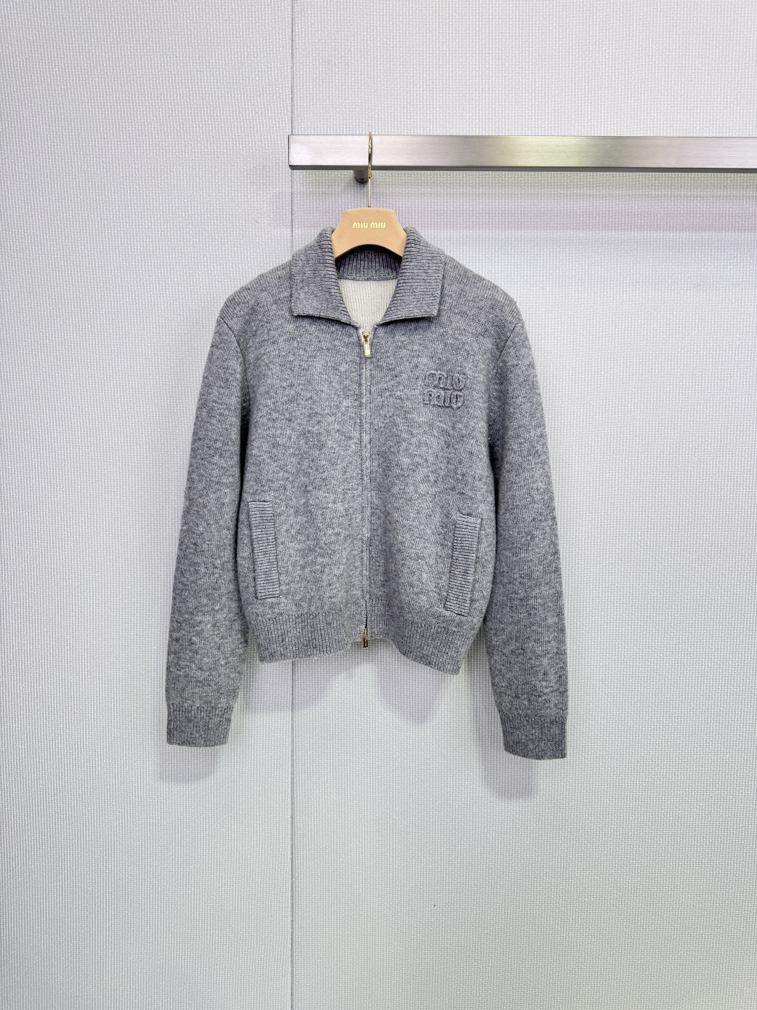 NO:659058,MiuMiu 2025 autumn and winter gray zippered knitted jacket, thick wool blend, perfect for warmth, short design + half raglan sleeves, modified shoulder lines, lapels + gold double zippers, ultra-exquisite details, embroidered logo on the chest, high recognition, two pockets are practical and fashionable, gray and versatile, can be easily worn for commuting and leisure, and looks great with jeans or floral skirts. Size SML,,miumiu,skirts,jeans,jackets &  coats,alexander wang19860909MiuMiu 2025秋冬灰色拉链针织外套,厚实羊毛混纺,保暖力满分,短款设计+半插肩袖,修饰肩部线条,翻领+金色双拉链,细节超精致,胸前刺绣徽标,辨识度UP,两个口袋实用又时髦,灰色百搭,通勤休闲都能轻松驾驭,搭牛仔裤or碎花裙都很出彩. 码数SML,,miumiu,skirts,jeans,jackets & coats,alexander wang,Women's clothing