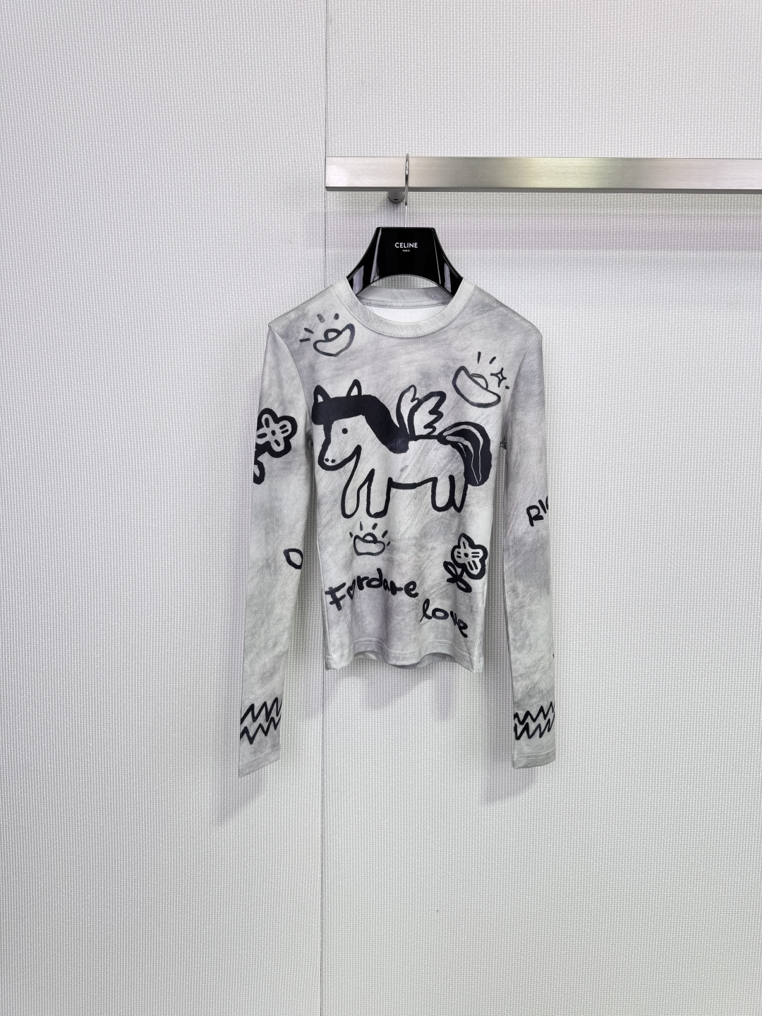 NO:659052,FORDARE Get Money Now printed bottoming shirt, 'Get Money Now' series bottoming shirt, light gray faded background color + hand-painted graffiti pony, embellished with gold ingots, flowers and other auspicious elements, which means new year's wealth, soft knitted fabric, skin-friendly and comfortable, loose fit, can be worn alone or layered, can be used for commuting and leisure, full of design, practical and interesting, don't miss it if you like unique style!  Code number SML,,alexander wang19860909FORDARE马上有钱印花打底衫,'马上有钱'系列打底衫,浅灰晕染底色+手绘涂鸦小马,点缀金元宝,花朵等吉祥元素,寓意新年财源滚滚,柔软针织面料,亲肤舒适,宽松版型,单穿叠穿都OK,通勤休闲都能驾驭,设计感满满,实用又有趣,喜欢独特风格的姐妹别错过！ 码数SML,,alexander wang,Women's clothing