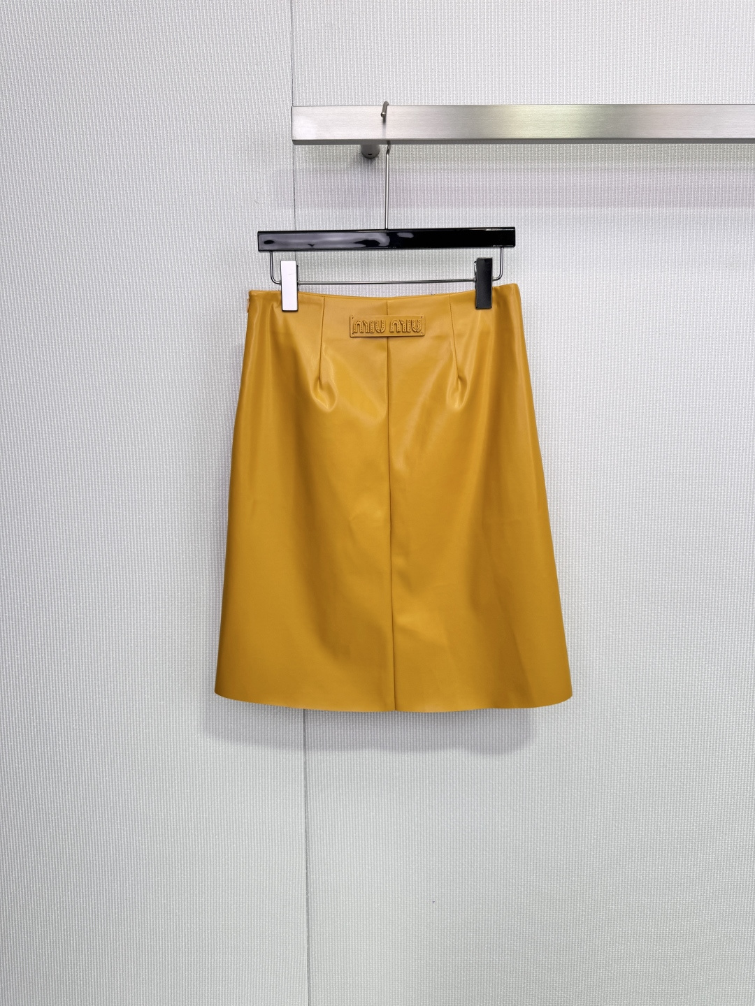 NO:659046,MiuMiu leather yellow skirt, this pu leather yellow skirt is full of luster, straight cut is super slim, a must-have for early autumn! The mid-length design is versatile and fashionable, and it looks great with a sweater or boots. The PU leather material is easy to clean and easy to take care of daily. The bright yellow color is super eye-catching. Don’t miss it if you like individual style! Size SML,, miumiu, boots, skirts, alexander wang19860909MiuMiu皮黄色半身裙,这款pu皮黄色半身裙,光泽感满满,直筒剪裁超显瘦,早秋穿搭必备!中长款设计,百搭又时髦,随手搭针织衫或短靴都很出彩,PU皮材质易清洁,日常打理soeasy,亮黄色超吸睛,喜欢个性风的姐妹别错过! 码数SML,,miumiu,boots,skirts,alexander wang,Women's clothing