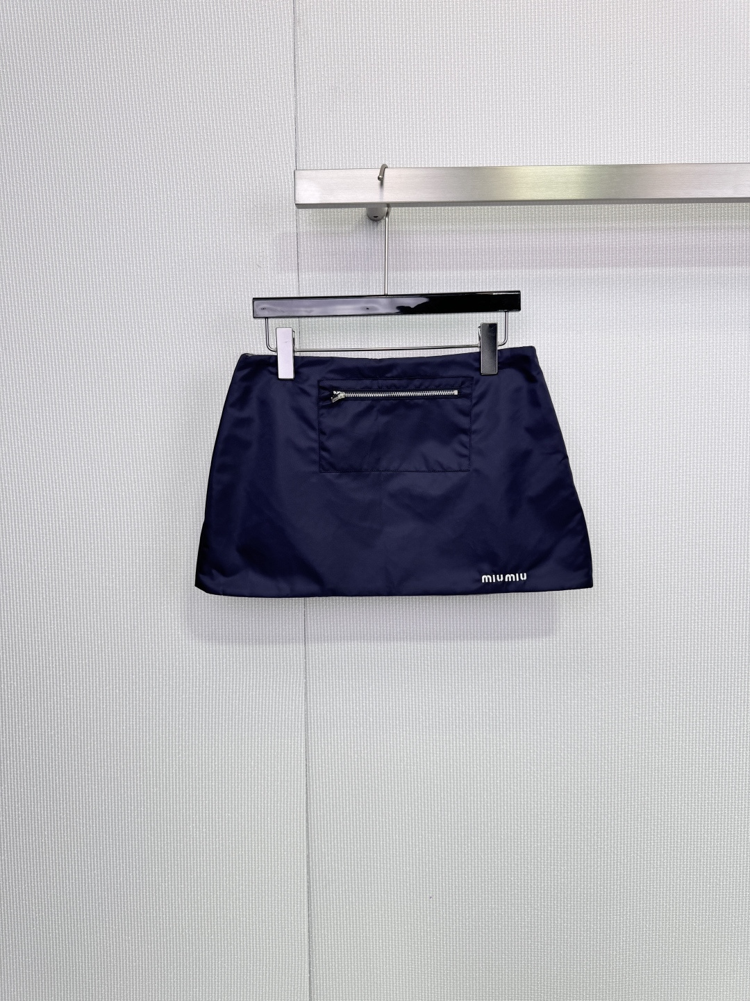 NO:659069,MiuMiu 2026 spring and summer series dark blue zipper pocket short skirt is made of recycled materials, full of luster, environmentally friendly and fashionable. The front zipper pocket design is practical and detailed. The skirt is printed with the brand logo, which is highly recognizable! The cut is neat and the length is moderate. It goes well with slim tops or sweaters. It can easily create a sweet and cool style or a simple and high-end sense. It can be worn in daily wear or light formal occasions!  Code numberSML,,miumiu,skirts,alexander wang19860909MiuMiu 2026春夏系列深蓝色拉链口袋短半裙,采用再生材质,光泽感满满,环保又时髦,正面拉链口袋设计,实用又有细节感,裙摆印有品牌标识,辨识度超高!剪裁利落,长度适中,搭配修身上衣或针织衫都很出彩,轻松打造甜酷风或简约高级感,日常穿搭或轻正式场合都能hold住! 码数SML,,miumiu,skirts,alexander wang,Women's clothing