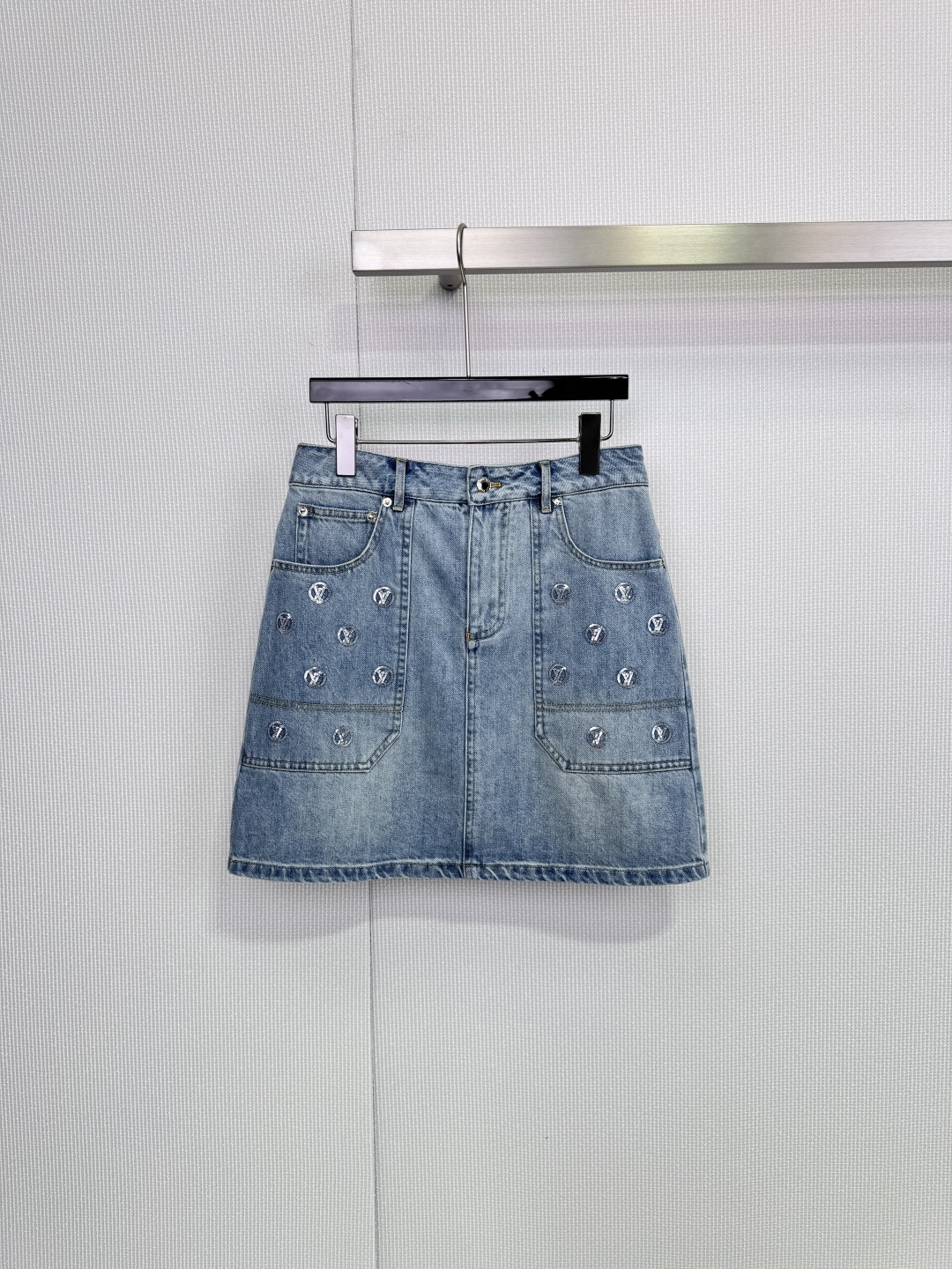 NO:659063,LV blue sequin Logo denim skirt, this blue sequin Logo denim skirt is made of classic denim + Monogram sequins all over, very recognizable. The A-line shape is suitable for all kinds of body types, and can be easily worn for daily wear or street style. It will look very stylish with a simple top. Wear it in autumn and winter. It is fashionable and casual at the same time. It is definitely one of LV's popular items. Size SML, louis vuitton, skirts, alexander wang19860909LV蓝色亮片Logo牛仔半裙,这款蓝色亮片Logo牛仔半裙,经典牛仔布+满身Monogram亮片,超有辨识度.A字版型适合各种身材,日常穿搭或炸街都能轻松驾驭,随便搭个简约上衣就很有范儿,秋冬季节穿它,时髦又不失休闲感,绝对是LV热门单品之一. 码数SML,,louis vuitton,skirts,alexander wang,Women's clothing