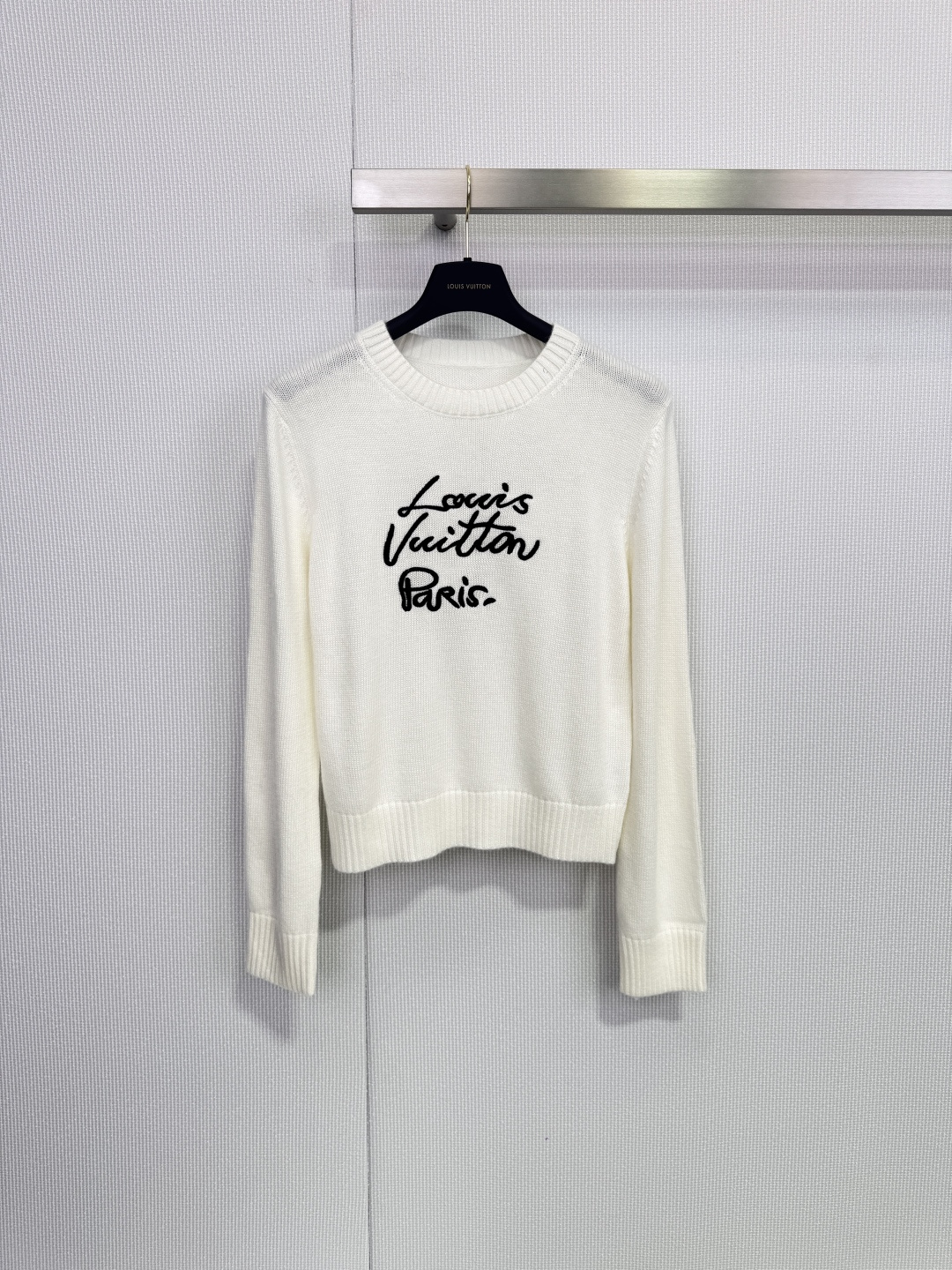 NO:659057,LV Louis Vuitton ski series cashmere sweater, the ski series uses cashmere, soft and skin-friendly, full of warmth, cream white + black logo embroidery, low-key and recognizable, round neck design is simple and versatile, rib cuffs and hem are closed, more comfortable to wear, suitable to wear alone or layered in autumn and winter, easily create a high-end lazy style. Size SML,, louis vuitton, louis vuitton, sweaters, alexander wang19860909LV 路易威登滑雪系列羊绒毛衣,滑雪系列采用山羊绒,柔软亲肤,保暖力满分,奶油白色+黑色Logo刺绣,低调又有辨识度,圆领设计简约百搭,袖口和下摆罗纹收口,穿着更舒适,秋冬季节单穿或内搭都很合适,轻松打造高级慵懒风. 码数SML,,louis vuitton,louis vuitton,sweaters,alexander wang,Women's clothing