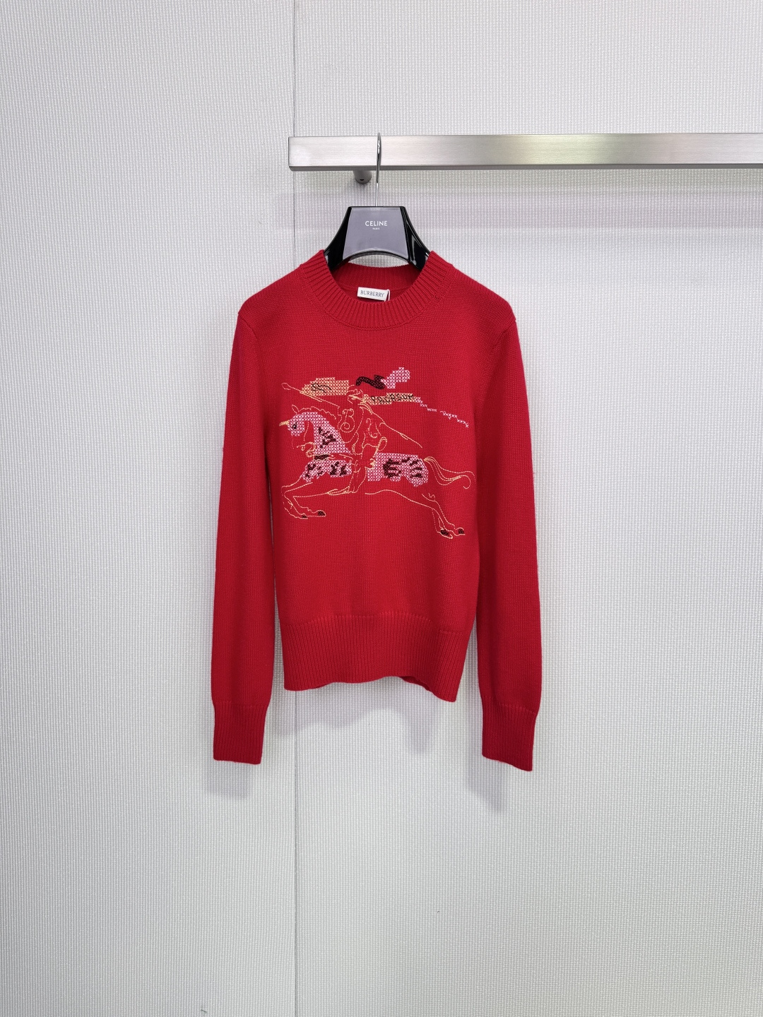 NO:659051,Burberry's New Year's limited edition equestrian knight round-neck knitted sweater, wool blend, soft and skin-friendly, super comfortable to wear in autumn and winter! The white version is matched with an equestrian knight pattern, full of British style, and the word 'Festival' on the chest is very atmospheric. It has a loose fit and can be easily used for daily leisure. It directly brings a festive atmosphere. Sisters who like British style or New Year's limited edition, don't miss it!  Code number SML,,burberry,sweaters,alexander wang19860909Burberry新年限定马术骑士圆领针织毛衣,羊毛混纺,柔软亲肤,秋冬穿超舒服!白色款搭配马术骑士图案,英伦风满满,胸前'Festival'字样超有氛围感,宽松版型,日常休闲都能轻松驾驭,节日氛围直接拉满,喜欢英伦风或新年限定的姐妹别错过！ 码数SML,,burberry,sweaters,alexander wang,Women's clothing