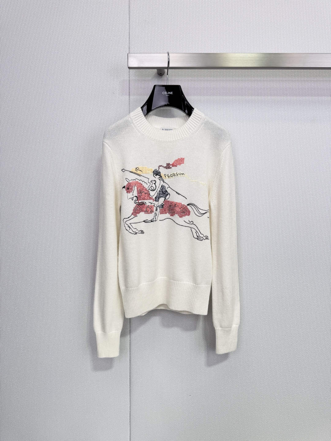 NO:659045,Burberry's New Year's limited edition equestrian knight round-neck knitted sweater, wool blend, soft and skin-friendly, super comfortable to wear in autumn and winter! The white version is matched with an equestrian knight pattern, full of British style, and the word 'Festival' on the chest is very atmospheric. It has a loose fit and can be easily used for daily leisure. It directly brings a festive atmosphere. Sisters who like British style or New Year's limited edition, don't miss it!  Code number SML,,burberry,sweaters,alexander wang19860909Burberry新年限定马术骑士圆领针织毛衣,羊毛混纺,柔软亲肤,秋冬穿超舒服!白色款搭配马术骑士图案,英伦风满满,胸前'Festival'字样超有氛围感,宽松版型,日常休闲都能轻松驾驭,节日氛围直接拉满,喜欢英伦风或新年限定的姐妹别错过！ 码数SML,,burberry,sweaters,alexander wang,Women's clothing