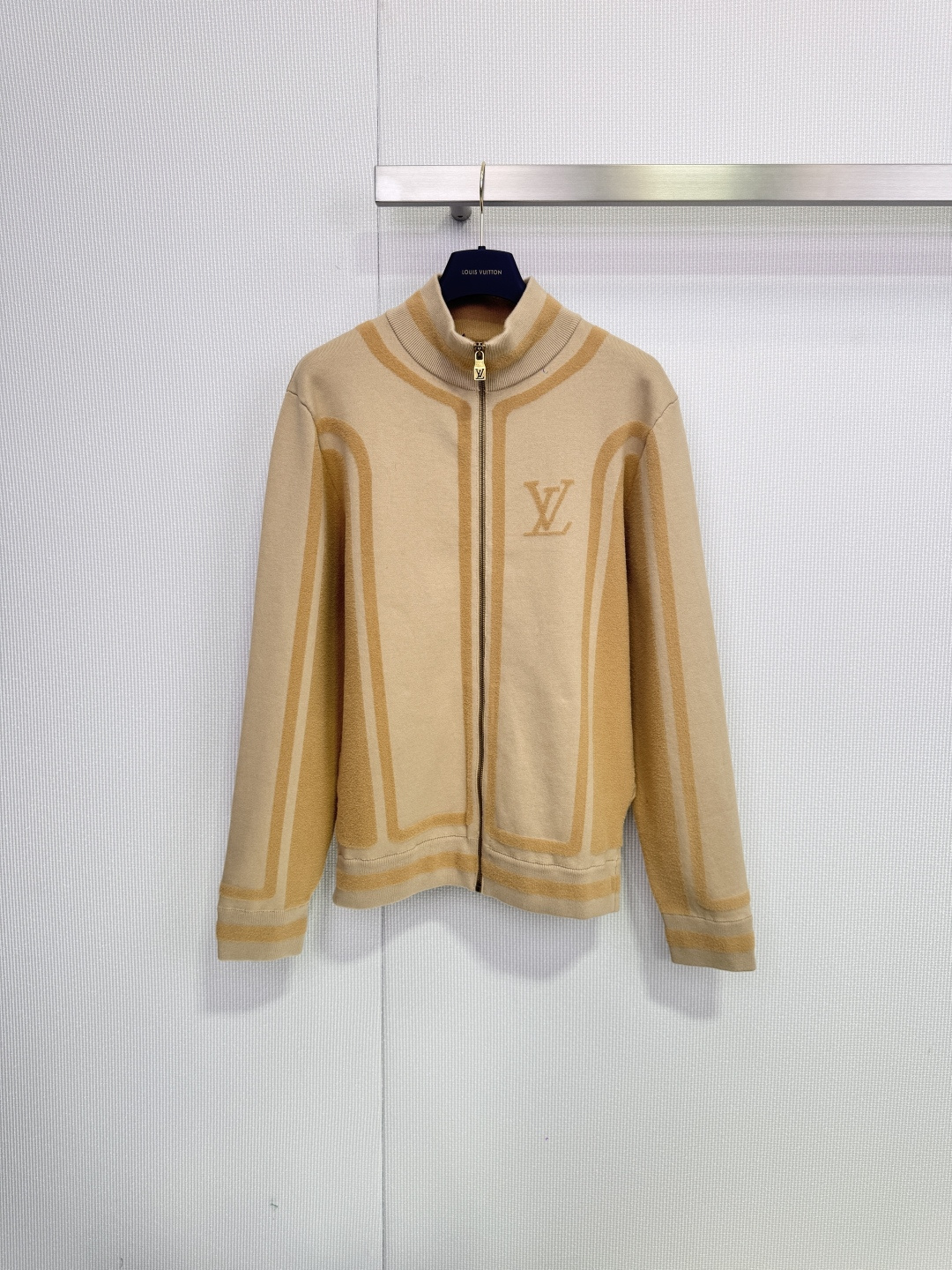 NO:659041,LV intarsia zipper knitted jacket, this intarsia zipper knitted jacket is made of soft wool blend, interwoven with beige and light brown geometric patterns, and the LV logo on the chest is very recognizable! The stand-up collar + zipper design is warm and easy to put on and take off. It is the first choice for daily wear in autumn and winter. The loose version can be easily controlled by both men and women. It looks great alone or layered, casual and fashionable. Size SML, Louis Vuitton, jackets & coats, alexander wang19860909LV嵌花拉链针织外套,这款嵌花拉链针织外套,采用柔软羊毛混纺,米色与浅棕色几何图案交织,胸前LV标志超有辨识度!立领+拉链设计,保暖又方便穿脱,秋冬日常穿搭首选,宽松版型,男女都能轻松驾驭,单穿或叠搭都很出彩,休闲又时髦. 码数SML,,louis vuitton,jackets & coats,alexander wang,Women's clothing