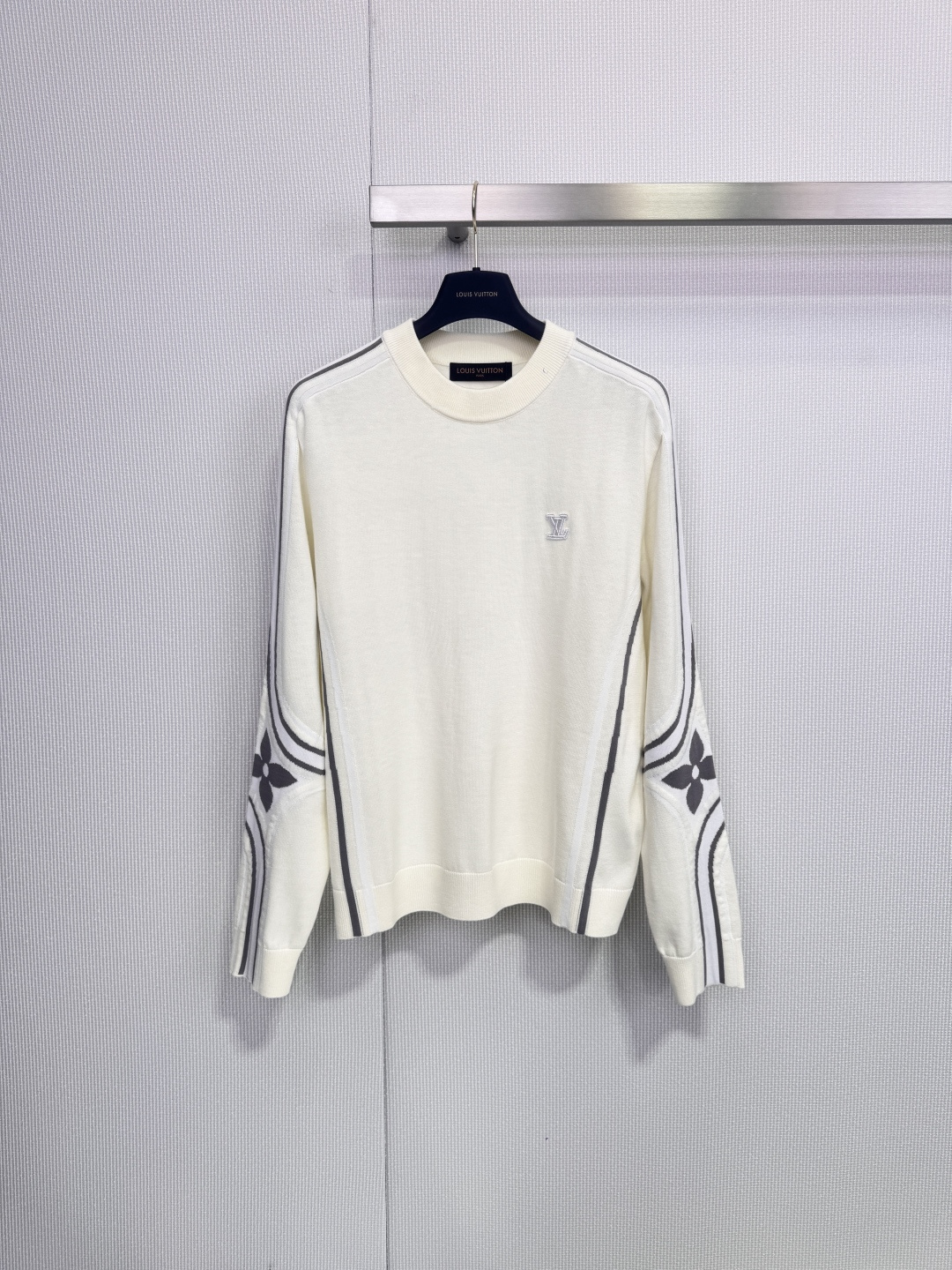 NO:659037,LV2025 autumn and winter Monogram jacquard sweater, off-white wool blend, soft and warm. The shoulders and cuffs have classic Monogram floral jacquard, with black stripes, simple and recognizable, blue LV embroidery on the chest, full of details! Loose fit, suitable for daily leisure or light sports, fashionable and practical. Size SML, louis vuitton, sweaters, alexander wang19860909LV2025秋冬Monogram提花毛衣,米白色羊毛混纺,柔软又保暖.肩部和袖口有经典Monogram花卉提花,搭配黑色条纹,简约又有辨识度,胸前蓝色LV刺绣,细节满分!宽松版型,日常休闲或轻运动都OK,时尚实用两不误. 码数SML,,louis vuitton,sweaters,alexander wang,Women's clothing