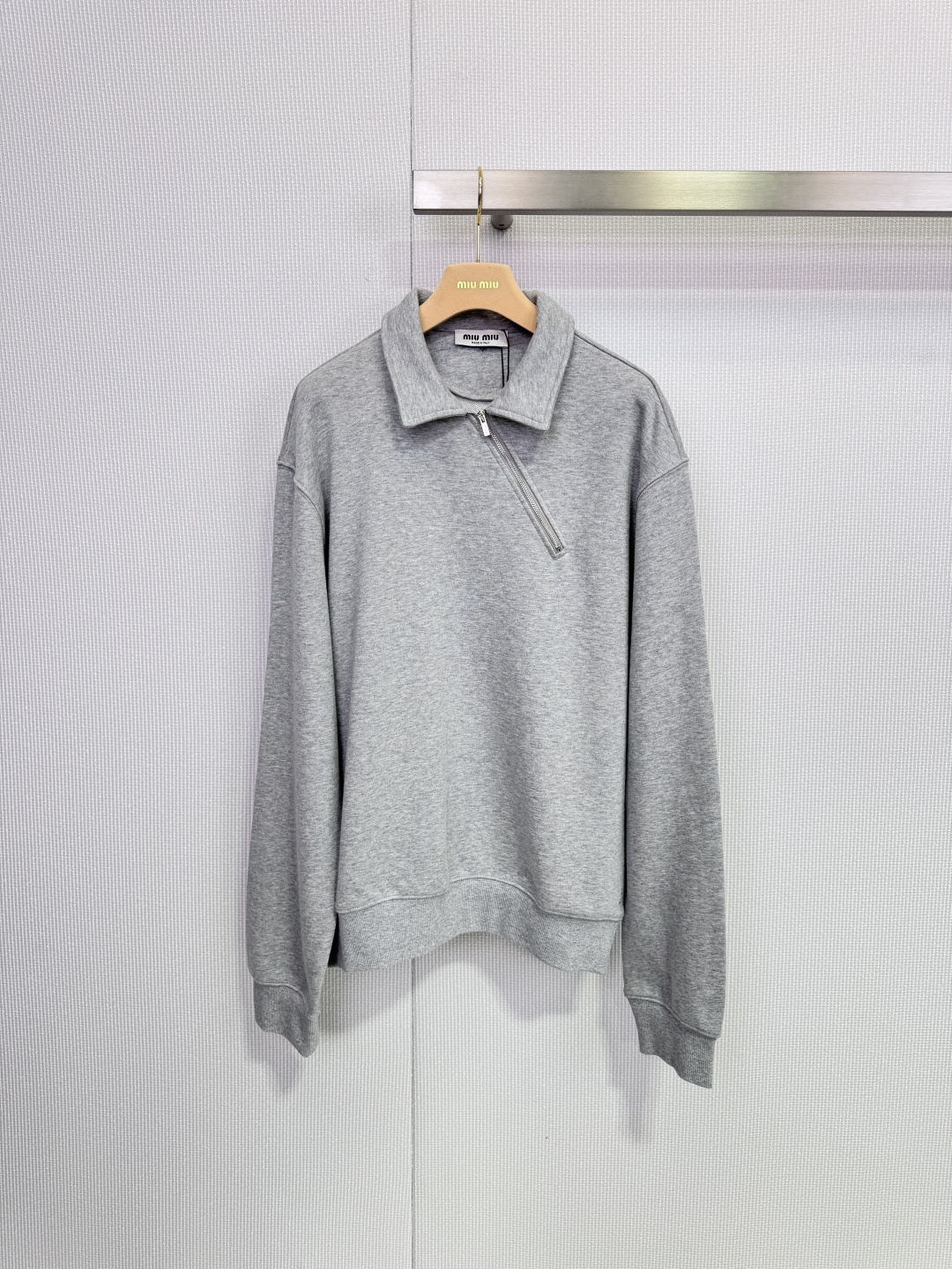 NO:659033,MiuMiu gray POLO collar loose sweatshirt, this gray POLO collar loose sweatshirt is made of soft knitted fabric, comfortable and warm to wear, classic POLO collar + half zipper design, full of retro American style, loose version, tolerant, suitable for all body types, spring and autumn  It is very suitable for festival wear, whether commuting or leisure travel, you can easily control it, wear it with jeans or sweatpants, and get a simple and fashionable feeling. Size SML, miumiu, hoodie, sweatshirts, jeans, alexander  wang19860909MiuMiu灰色POLO领宽松卫衣,这款灰色POLO领宽松卫衣,采用柔软针织面料,穿着舒适又保暖,经典POLO领+半拉链设计,复古美式风格满满,宽松版型,包容性强,适合各种身材,春秋季节穿搭超合适,无论通勤还是休闲出游,都能轻松驾驭,随手搭牛仔裤或卫裤,简约时髦感get.码数SML,,miumiu,hoodie,sweatshirts,jeans,alexander wang,Women's clothing