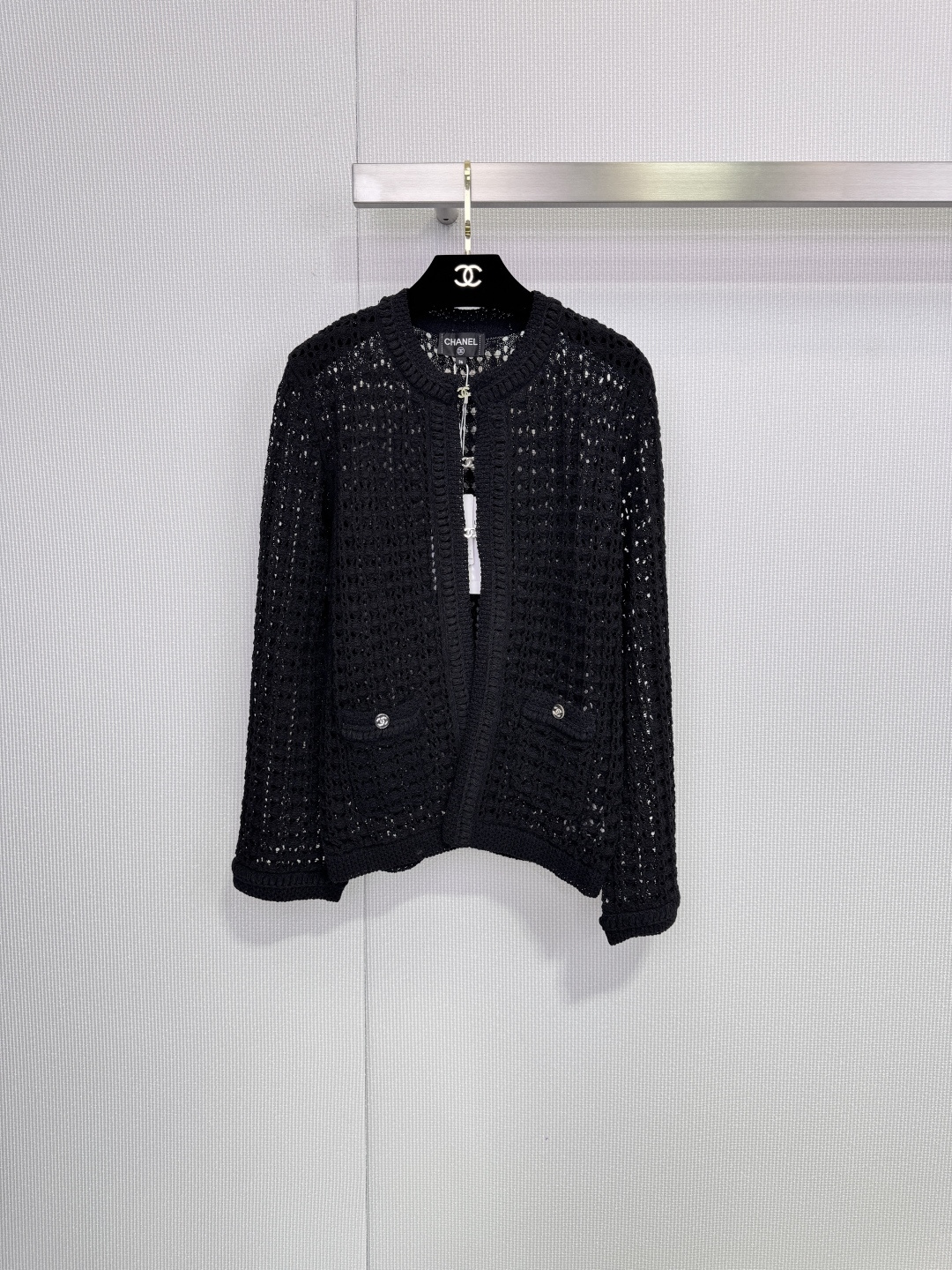 NO:665602,Chanel Chanel 2026 Spring Hollow Knitted Cardigan, this white hollow knitted cardigan has a classic round neck + short cut, with ribbed edges on the cuffs and hem, full of details, the body is covered with mesh hollows, breathable and stylish, and the chest  The double front pockets are super practical. Whether it is worn with a suspender belt or a dress, you can easily wear it in an elegant and casual style. It is a must-have item in spring and summer! Size SML,,chanel,chanel,skirts,alexander  wang19860909Chanel香奈儿2026春款镂空针织开衫,这款白色镂空针织开衫,经典圆领+短款剪裁,袖口和下摆有罗纹收边,细节满分,衣身布满网格镂空,透气又有设计感,胸前双口袋超实用,无论搭吊带还是连衣裙,都能轻松穿出优雅休闲风,春夏季节必备单品!码数SML,,chanel,chanel,skirts, ,Women's clothing