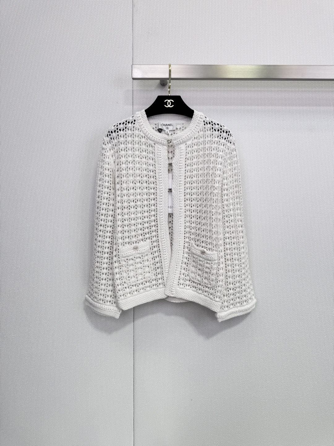 NO:665605,Chanel Chanel 2026 Spring Hollow Knitted Cardigan, this white hollow knitted cardigan has a classic round neck + short cut, with ribbed edges on the cuffs and hem, full of details, the body is covered with mesh hollows, breathable and stylish, and the chest  The double front pockets are super practical. Whether it is worn with a suspender belt or a dress, you can easily wear it in an elegant and casual style. It is a must-have item in spring and summer! Size SML,,chanel,chanel,skirts,alexander  wang19860909Chanel香奈儿2026春款镂空针织开衫,这款白色镂空针织开衫,经典圆领+短款剪裁,袖口和下摆有罗纹收边,细节满分,衣身布满网格镂空,透气又有设计感,胸前双口袋超实用,无论搭吊带还是连衣裙,都能轻松穿出优雅休闲风,春夏季节必备单品!码数SML,,chanel,chanel,skirts, ,Women's clothing