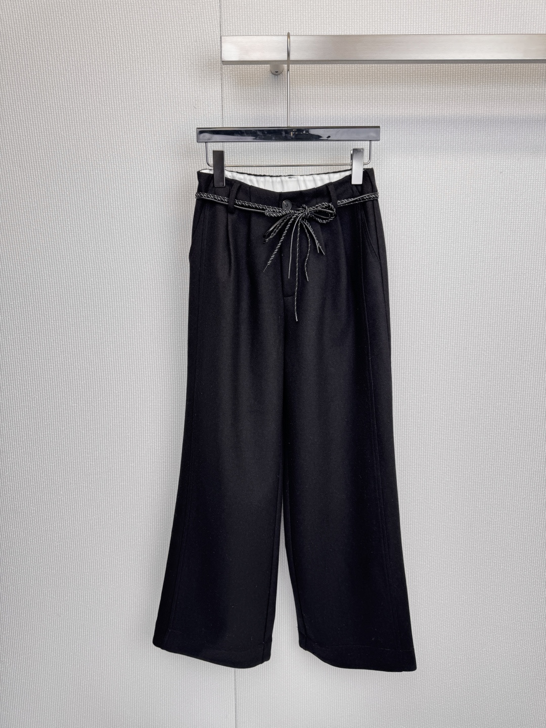 NO:665598,Loewe gray wool drapey wide-leg pants, high-waisted design + elastic waistband, comfortable and waist-modifying, strong drape, super warm and elegant for autumn and winter. Loewe straight-leg pants, slimming and covering the body, easy to manage in daily commuting, gray low-key and versatile, casually paired with sweaters and coats, they all have a minimalist style, making it easy to wear them with a high-end feel!  Code numberSML,,loewe,sweaters, 19860909Loewe灰色羊毛垂感阔腿裤,高腰设计+松紧腰带,舒适又修饰腰线,面料垂坠感强,秋冬穿超保暖又显气质人.宽松直筒裤型,显瘦遮肉,通勤日常都能轻松驾驭,灰色低调百搭,随手搭毛衣,大衣都很有极简风,轻松穿出高级感！ 码数SML,,loewe,sweaters, ,Women's clothing