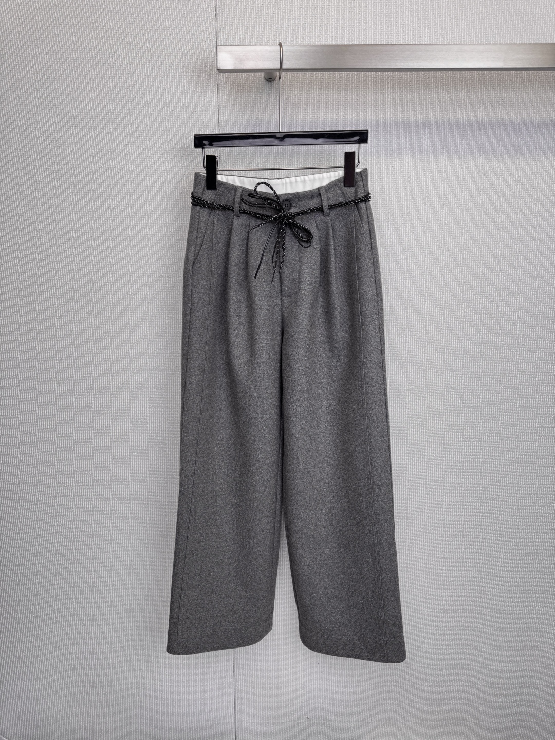 NO:665593,Loewe gray wool drapey wide-leg pants, high-waisted design + elastic waistband, comfortable and waist-modifying, strong drape, super warm and elegant for autumn and winter. Loewe straight-leg pants, slimming and covering the body, easy to manage in daily commuting, gray low-key and versatile, casually paired with sweaters and coats, they all have a minimalist style, making it easy to wear them with a high-end feel!  Code numberSML,,loewe,sweaters, 19860909Loewe灰色羊毛垂感阔腿裤,高腰设计+松紧腰带,舒适又修饰腰线,面料垂坠感强,秋冬穿超保暖又显气质人.宽松直筒裤型,显瘦遮肉,通勤日常都能轻松驾驭,灰色低调百搭,随手搭毛衣,大衣都很有极简风,轻松穿出高级感！ 码数SML,,loewe,sweaters, ,Women's clothing
