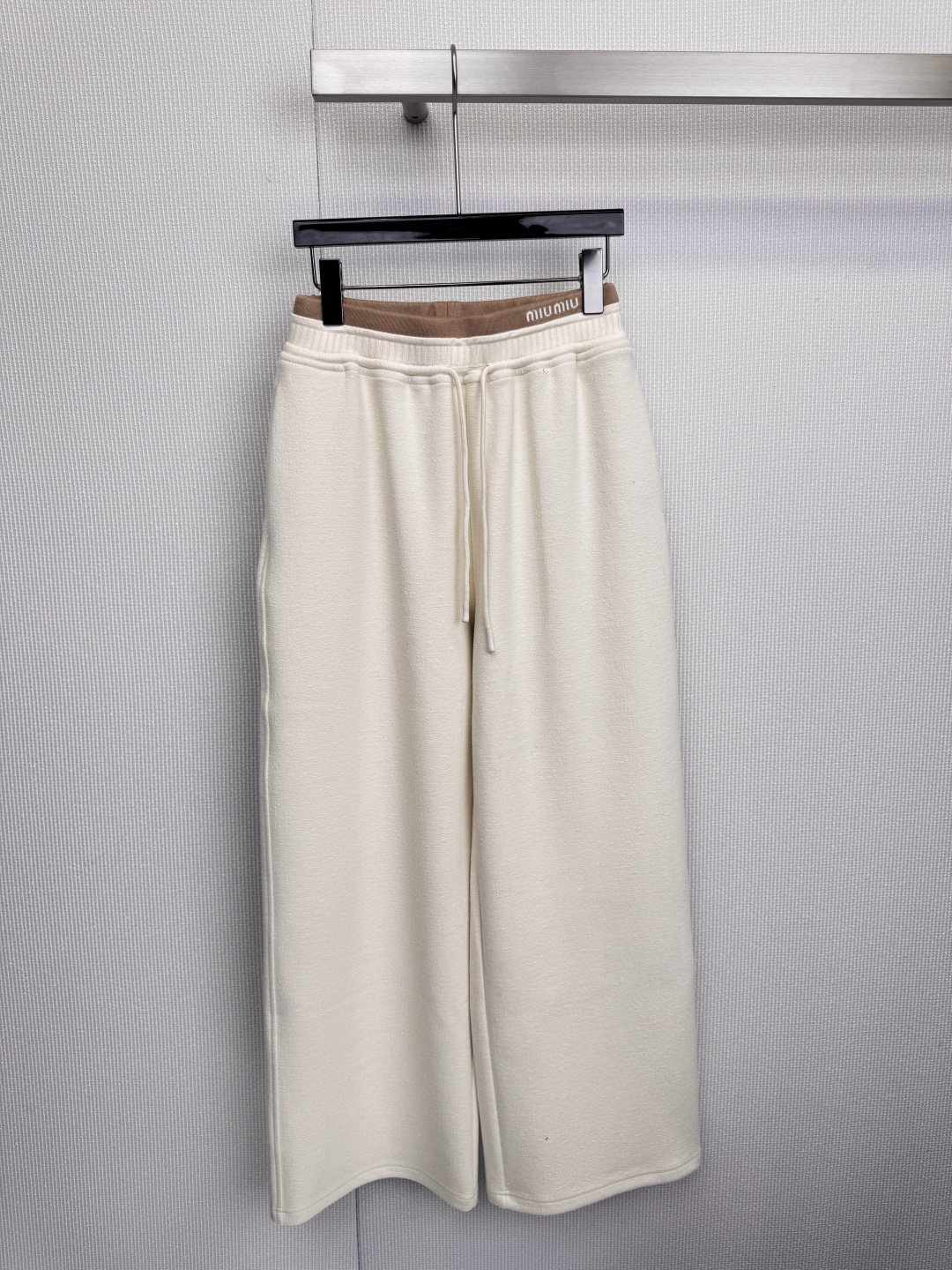 NO:665606,MiuMiu double-waist glutinous rice wide-leg pants, these off-white glutinous rice wide-leg pants have a high-waisted elastic + drawstring design, are very tolerant, and are super comfortable to wear. The fabric is soft and skin-friendly, with a natural drape. It makes you walk elegantly and stylishly. The straight wide-leg version modifies your leg shape, makes you look thinner and taller, and easily creates a lazy and casual atmosphere. It is a must-have item for all-match wear in autumn and winter! Size SML,,miumiu, 19860909MiuMiu双腰头糯米阔腿裤,这款米白色糯米阔腿裤,高腰松紧+抽绳设计,包容性强,穿着超舒适,面料软糯亲肤,带自然垂坠感,走路飘逸有型,直筒阔腿版型修饰腿型,显瘦又显高,轻松打造慵懒随性氛围感,是秋冬百搭实穿的必备单品! 码数SML,,miumiu, ,Women's clothing