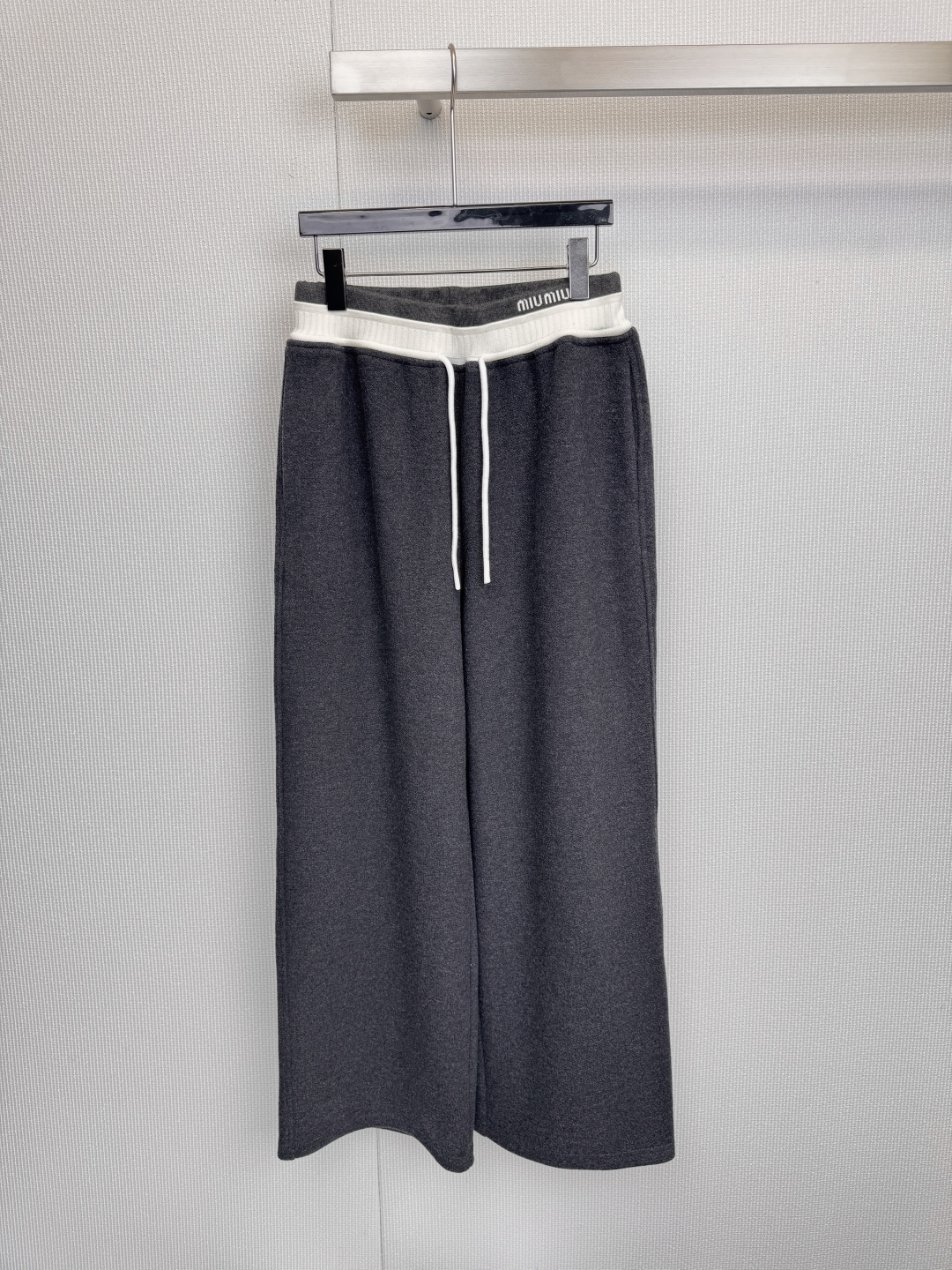 NO:665601,MiuMiu double-waisted gray wide-leg pants, these light gray wide-leg pants have a high-waisted elastic + drawstring design. They are tolerant and super comfortable to wear. The fabric is soft and skin-friendly, with a natural drape. It makes you walk elegantly and stylishly. The straight wide-leg version modifies your leg shape, makes you look slimmer and taller, and easily creates a lazy and casual atmosphere. It is a must-have item for all-match wear in autumn and winter! Size SML,, miumiu,  19860909MiuMiu双腰头灰色阔腿裤,这款浅灰色阔腿裤,高腰松紧+抽绳设计,包容性强,穿着超舒适,面料软糯亲肤,带自然垂坠感,走路飘逸有型,直筒阔腿版型修饰腿型,显瘦又显高,轻松打造慵懒随性氛围感,是秋冬百搭实穿的必备单品! 码数SML,,miumiu, ,Women's clothing