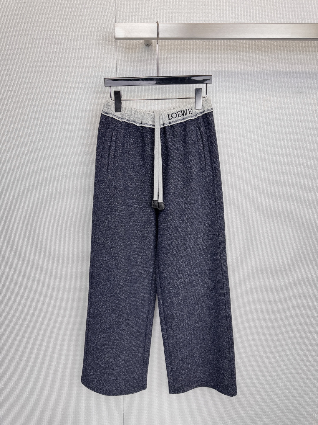 NO:665597,Loewe gray wide-leg casual pants, high-quality knitted fabric, soft and skin-friendly, super comfortable to wear in autumn and winter! Contrast elastic waist + drawstring design, practical and detailed, straight wide-leg version, slimmer and taller, super friendly to the body, gray tone is versatile and not picky, it is stylish with any sweater, shirt or coat, and can be easily managed for commuting and leisure! Size SML,, loewe, jackets & coats, sweaters, shirts,  19860909Loewe灰色阔腿休闲裤,高品质针织面料,柔软亲肤,秋冬穿超舒服!撞色松紧腰+抽绳设计,实用又有细节感,直筒阔腿版型,显瘦显高,对身材超友好,灰色调百搭不挑人,随便搭毛衣,衬衫或外套都很有型,通勤休闲都能轻松驾驭! 码数SML,,loewe,jackets & coats,sweaters,shirts, ,Women's clothing