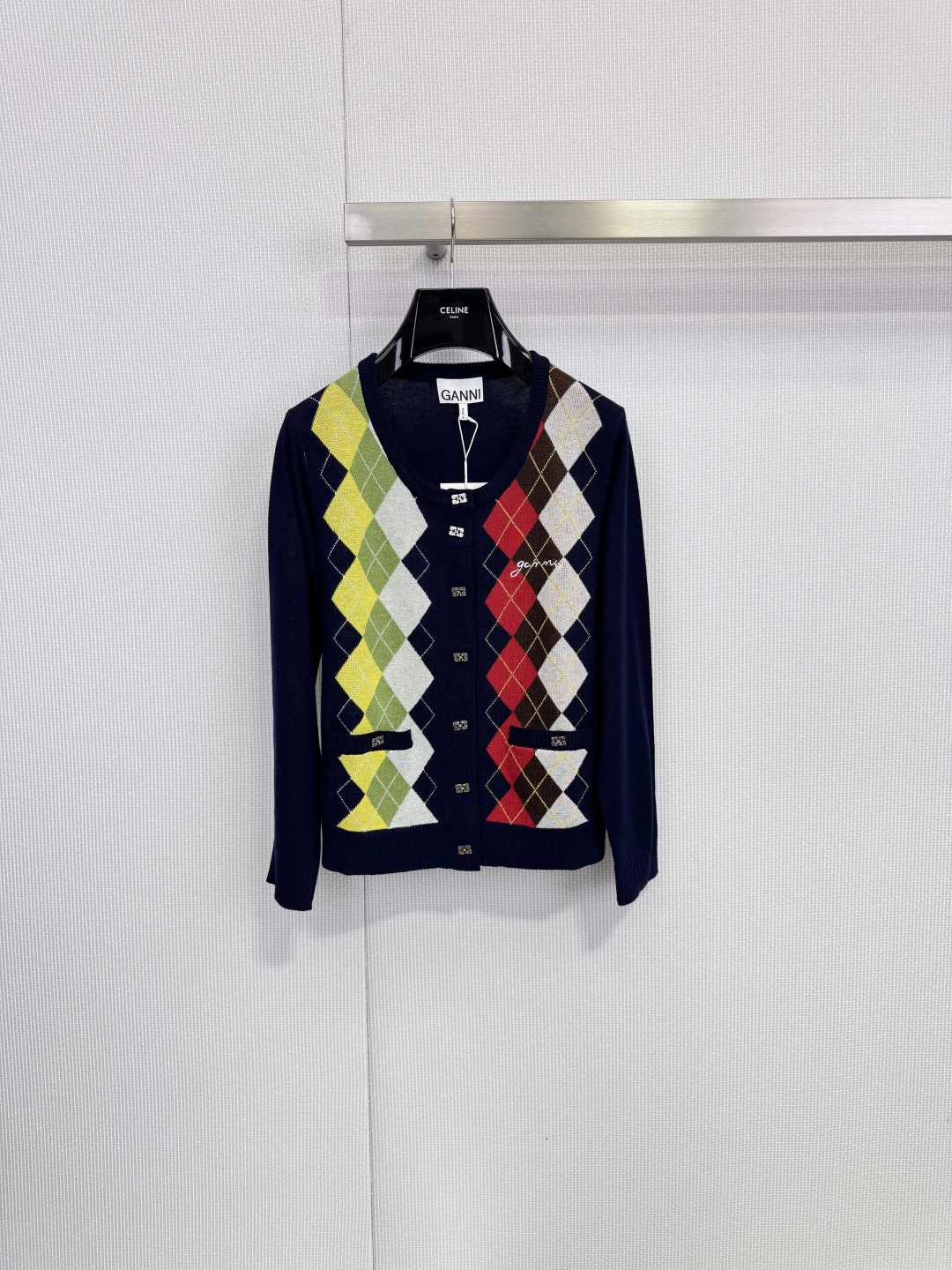 NO:665587,GANNI diamond plaid knitted cardigan. This knitted cardigan adopts an asymmetrical diamond plaid design. It has a dark blue background with contrasting colors of yellow, green, red and white. It is retro and fashionable. Soft knitted fabric, V-neck + single-breasted buttons, easy to put on and take off. The brand embroidery on the chest is very recognizable. It has a modern mix of college style. It can be easily worn for daily commuting or leisure. It looks great with skirts or high-waisted pants, and can easily create a layered look!  Code number SML,,skirts, 19860909GANNI菱形格纹针织开衫,这款针织开衫采用不对称菱形格纹设计,深蓝底色搭配黄,绿,红,白撞色,复古又时髦.柔软针织面料,V领+单排扣,穿脱方便,胸前品牌刺绣超有辨识度,学院风混搭现代感,日常通勤或休闲都能轻松驾驭,搭配裙装或高腰裤都很出彩,轻松打造层次感穿搭！ 码数SML,,skirts, ,Women's clothing