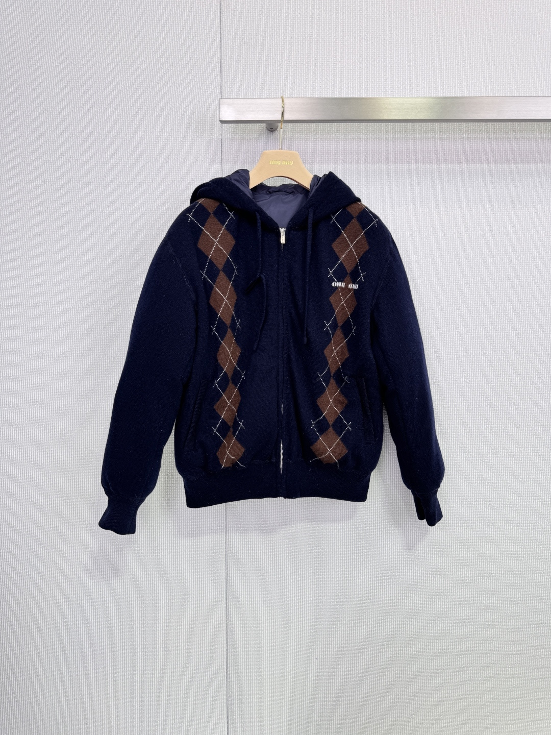 NO:665584,Comes with dust bag MiuMiu25 new autumn and winter diamond pattern hooded cashmere down jacket, dark blue main color + brown diamond pattern, full of college style! Cashmere + down filling, warm and comfortable, zipper design is super convenient, hood is practical and fashionable. The diamond pattern details are exquisite, easy to control for daily commuting and leisure, paired with pleated skirt or jeans, the elegant retro feeling is full! Size SML,,miumiu,skirts,jeans,down  jacket,hats, 19860909配防尘袋MiuMiu25秋冬新款菱格纹连帽羊绒羽绒服 ,深蓝主色+棕色菱格纹,学院风满满!羊绒+羽绒填充,保暖又舒适,拉链设计超方便,连帽实用又时髦.菱格纹细节精致,日常通勤,休闲都能轻松驾驭,搭配百褶裙或牛仔裤,优雅复古感直接拉满! 码数SML,,miumiu,skirts,jeans,down jacket,hats, ,Women's clothing